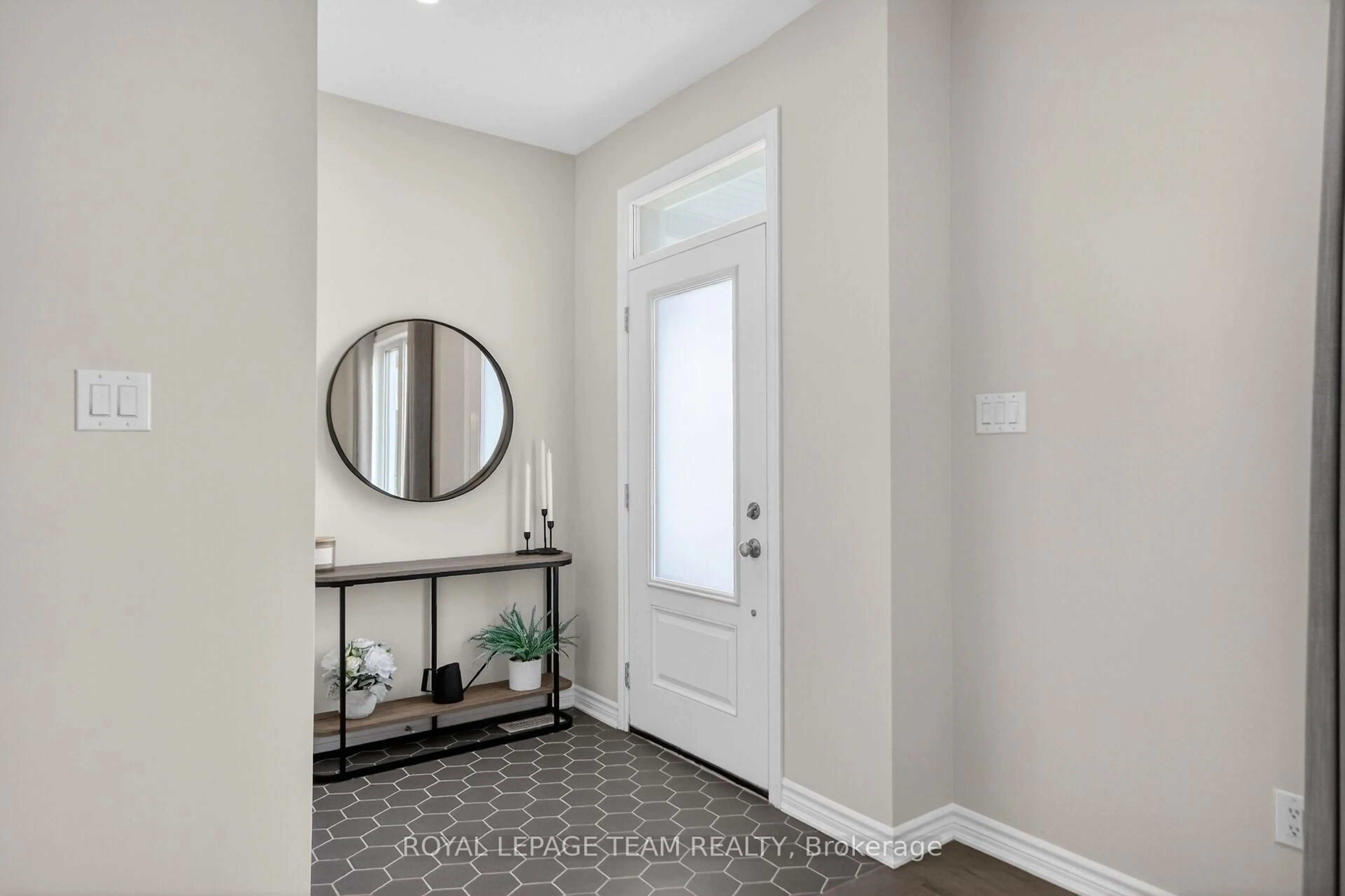 Indoor entryway for 802 Bascule Pl, Richmond Ontario K0A 2Z0