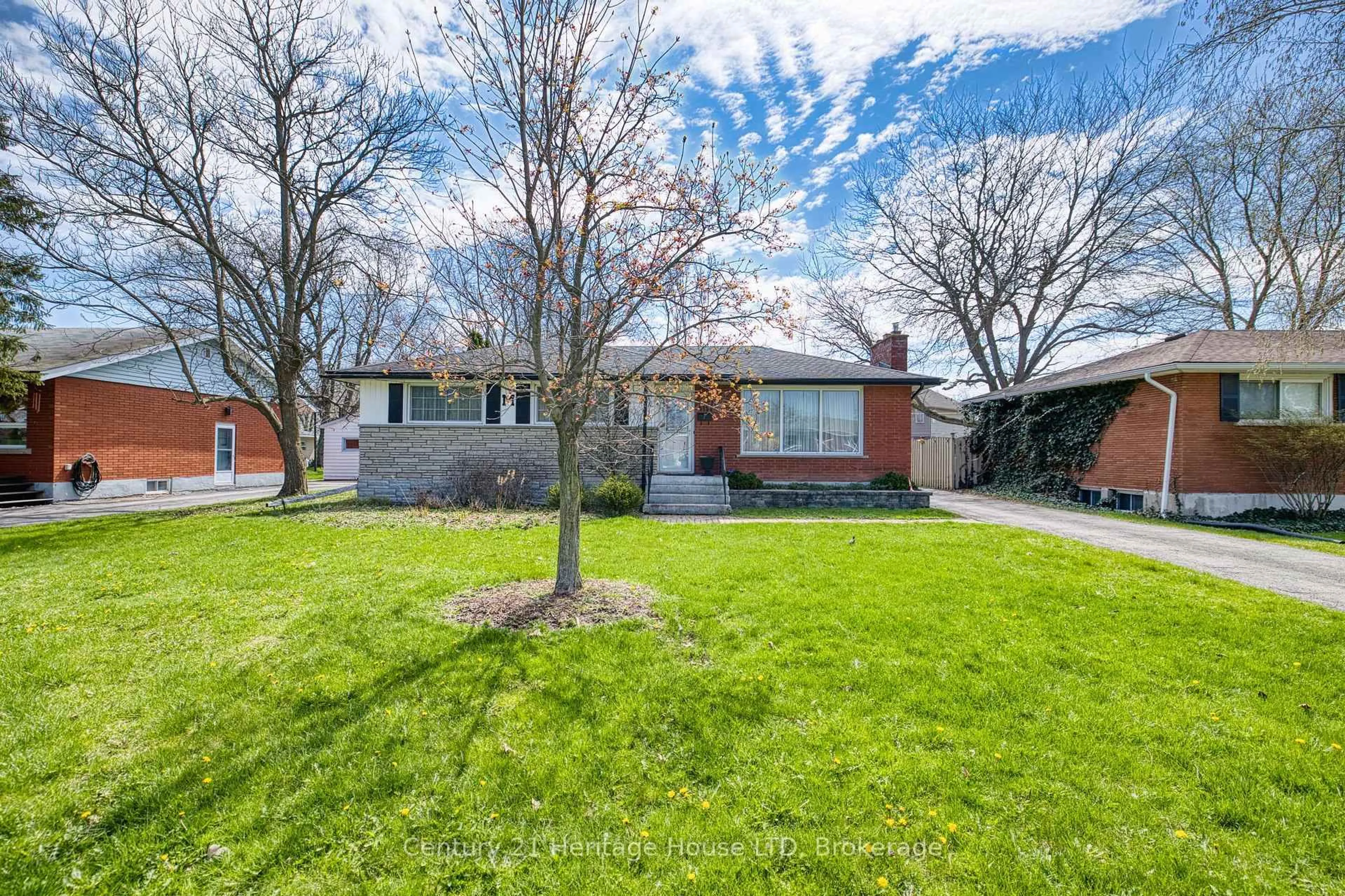 Home with brick exterior material, street for 4114 Campbell Ave, Niagara Falls Ontario L2G 6R4