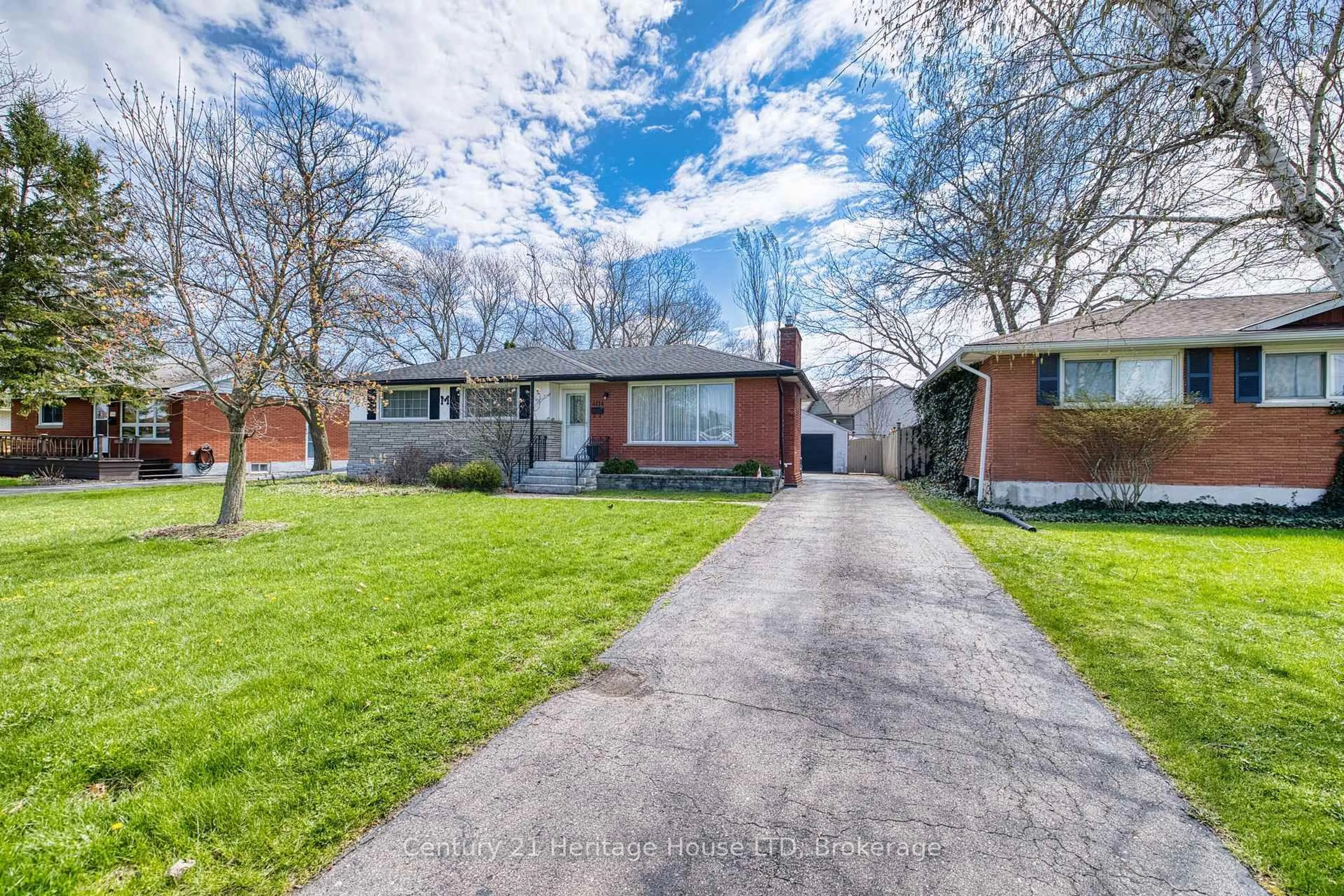 A pic from outside/outdoor area/front of a property/back of a property/a pic from drone, street for 4114 Campbell Ave, Niagara Falls Ontario L2G 6R4