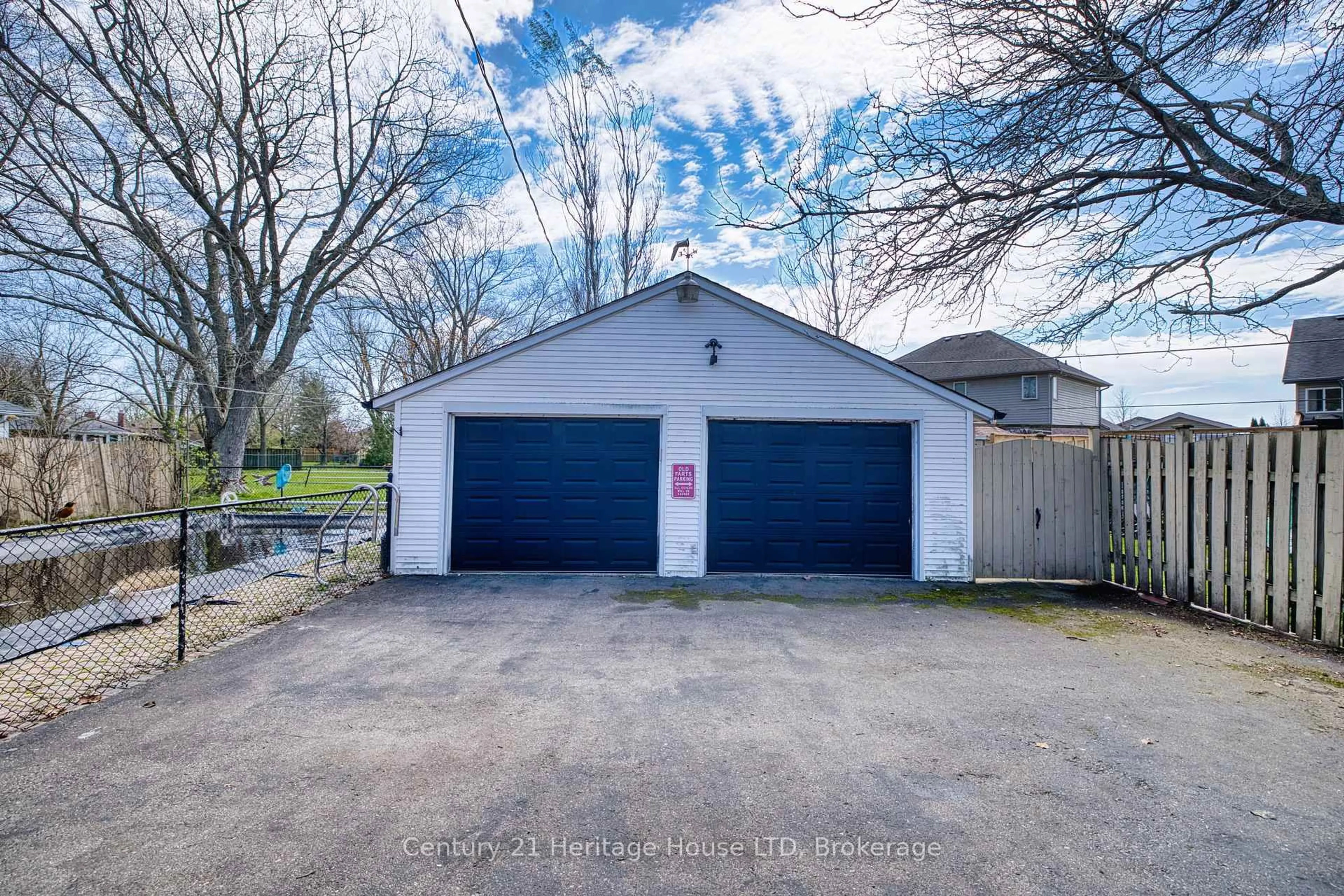Indoor garage for 4114 Campbell Ave, Niagara Falls Ontario L2G 6R4
