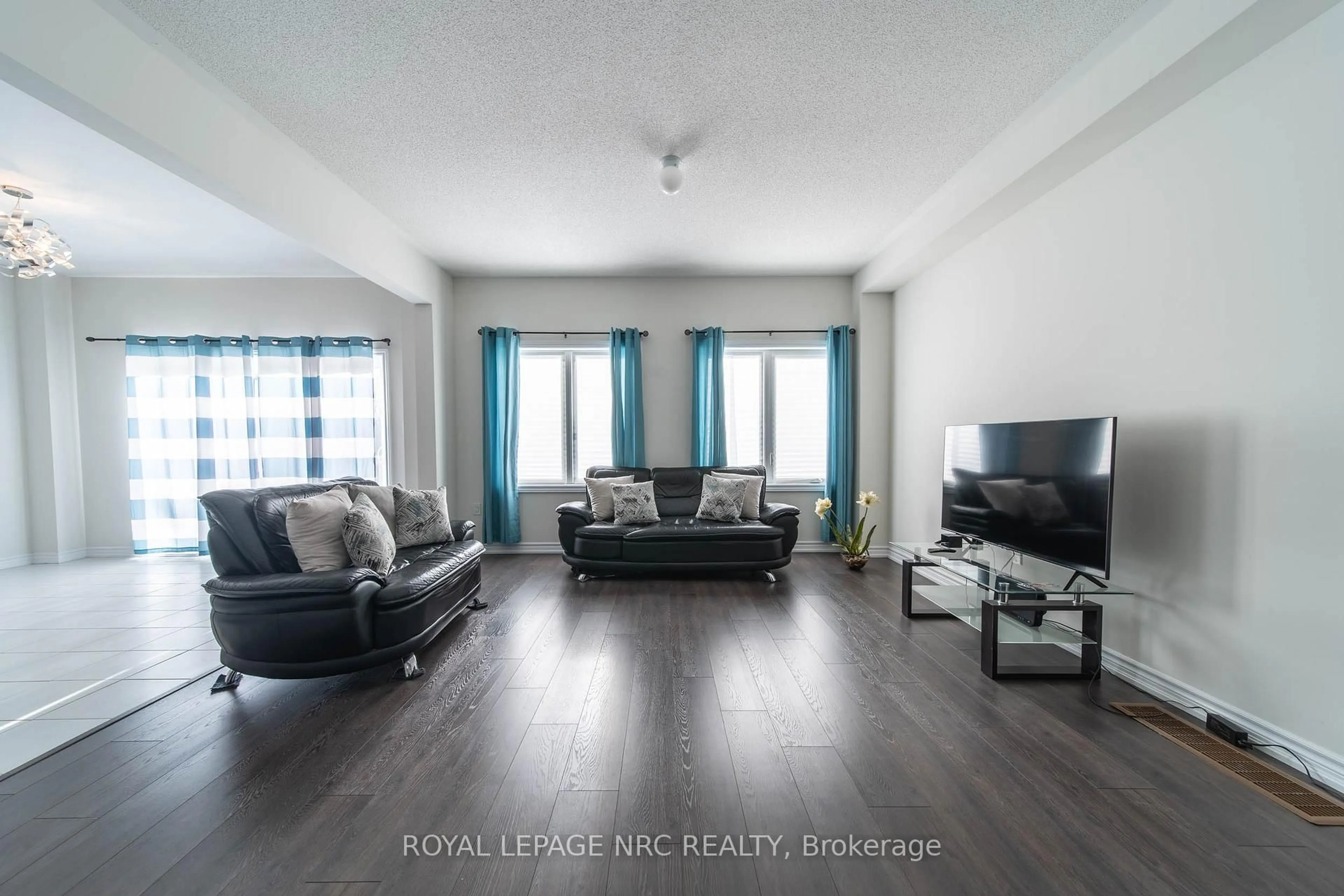 Living room with furniture, unknown for 97 Tumblewood Pl, Welland Ontario L3B 0J3