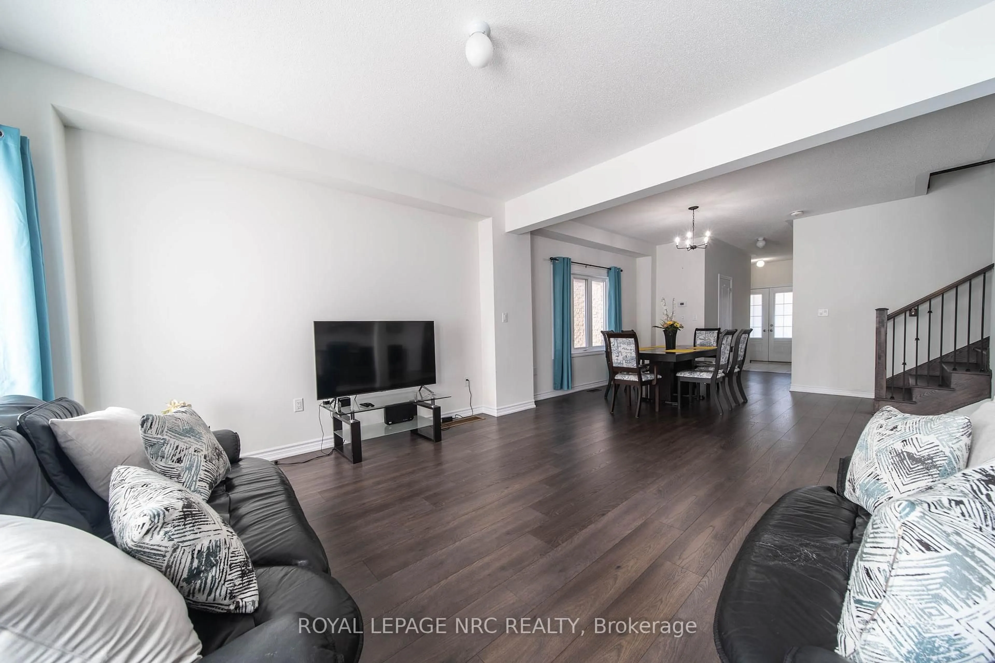 Living room with furniture, wood/laminate floor for 97 Tumblewood Pl, Welland Ontario L3B 0J3