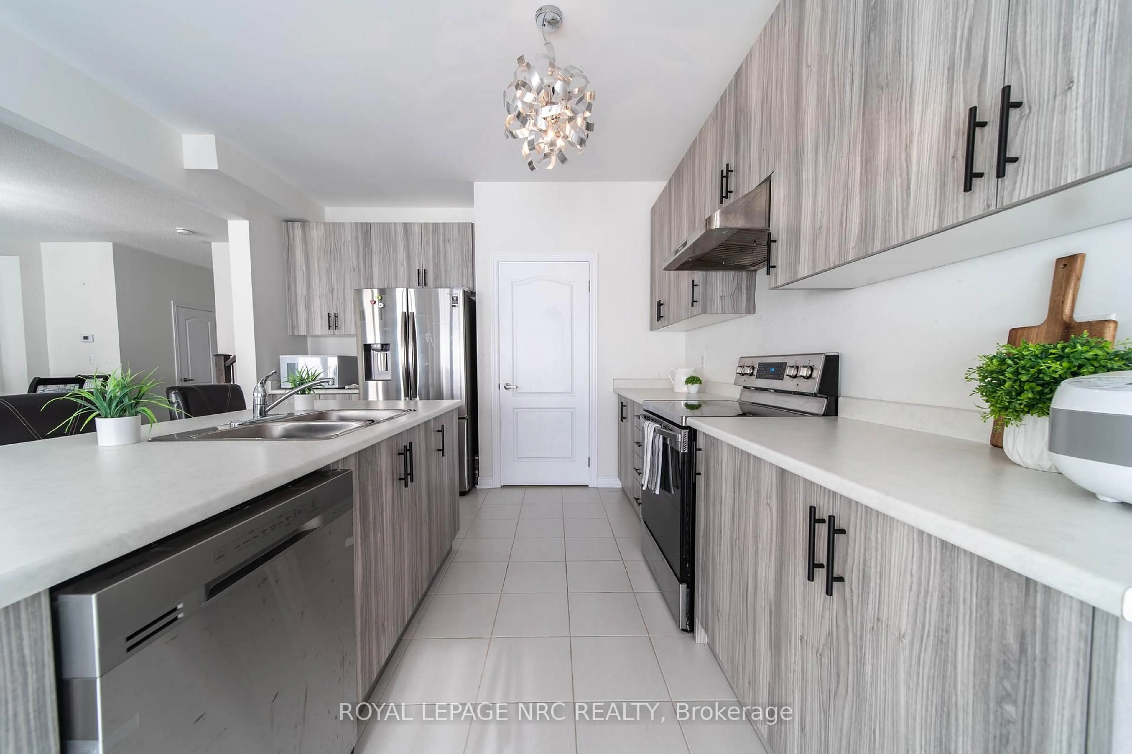 Contemporary kitchen, ceramic/tile floor for 97 Tumblewood Pl, Welland Ontario L3B 0J3