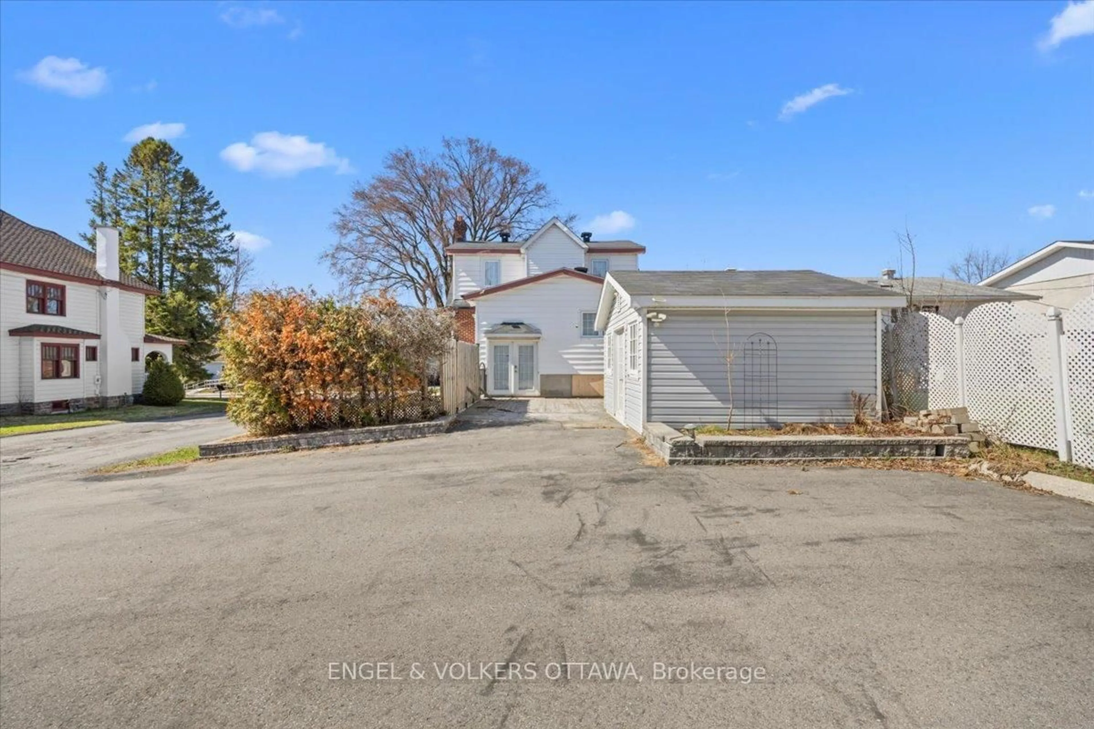 A pic from outside/outdoor area/front of a property/back of a property/a pic from drone, street for 801 St Jean St, Clarence-Rockland Ontario K4K 1K3