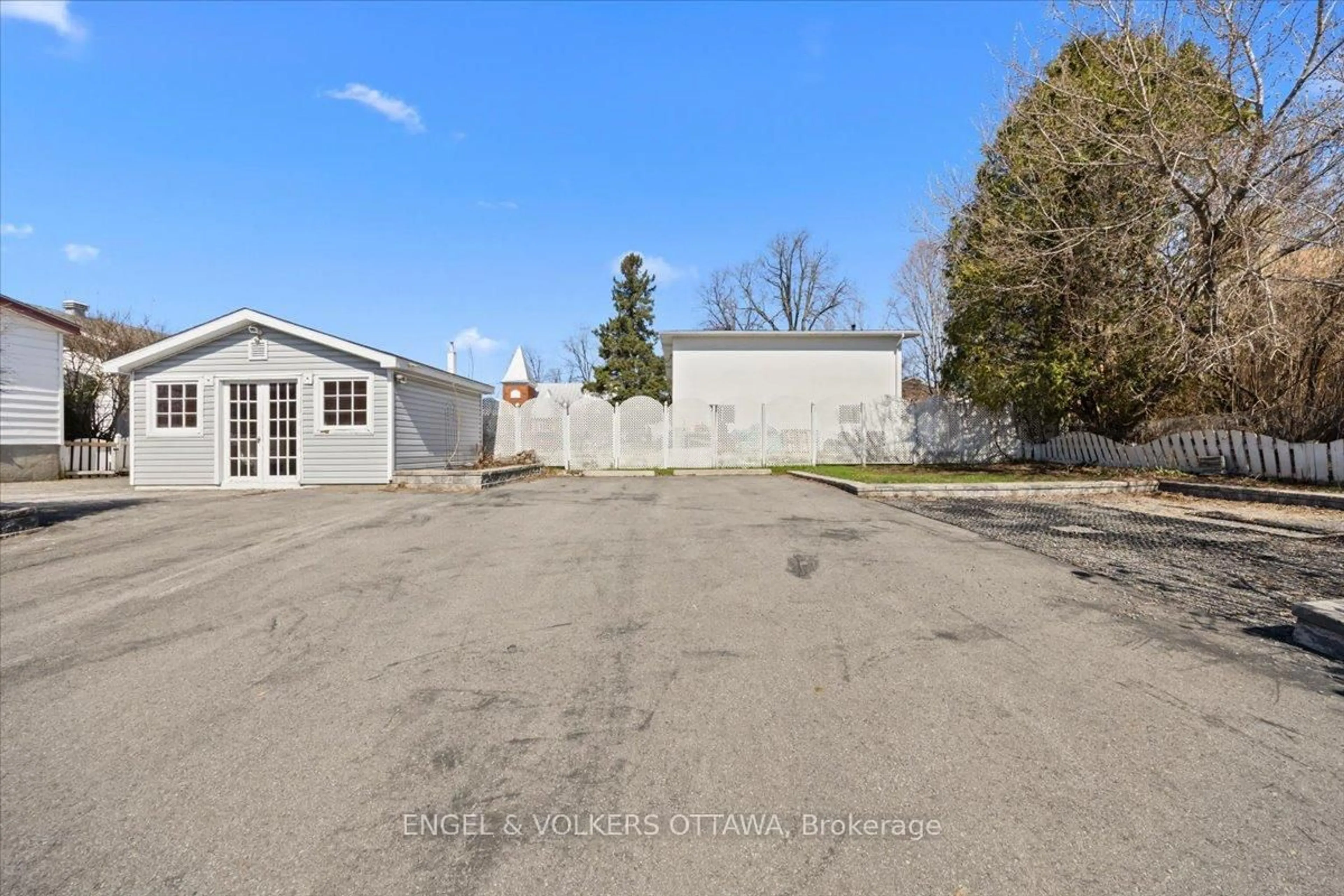 A pic from outside/outdoor area/front of a property/back of a property/a pic from drone, street for 801 St Jean St, Clarence-Rockland Ontario K4K 1K3