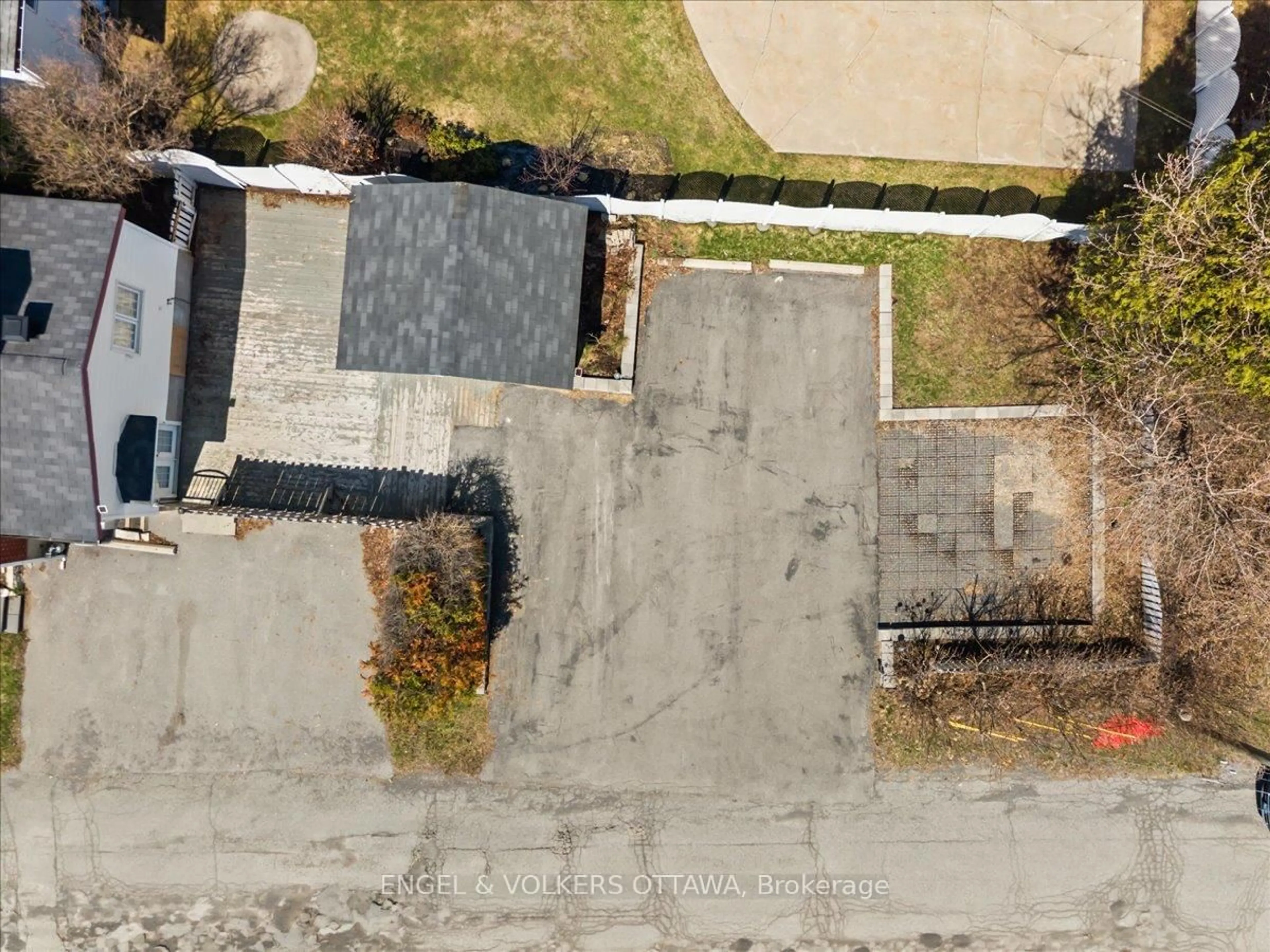 A pic from outside/outdoor area/front of a property/back of a property/a pic from drone, street for 801 St Jean St, Clarence-Rockland Ontario K4K 1K3