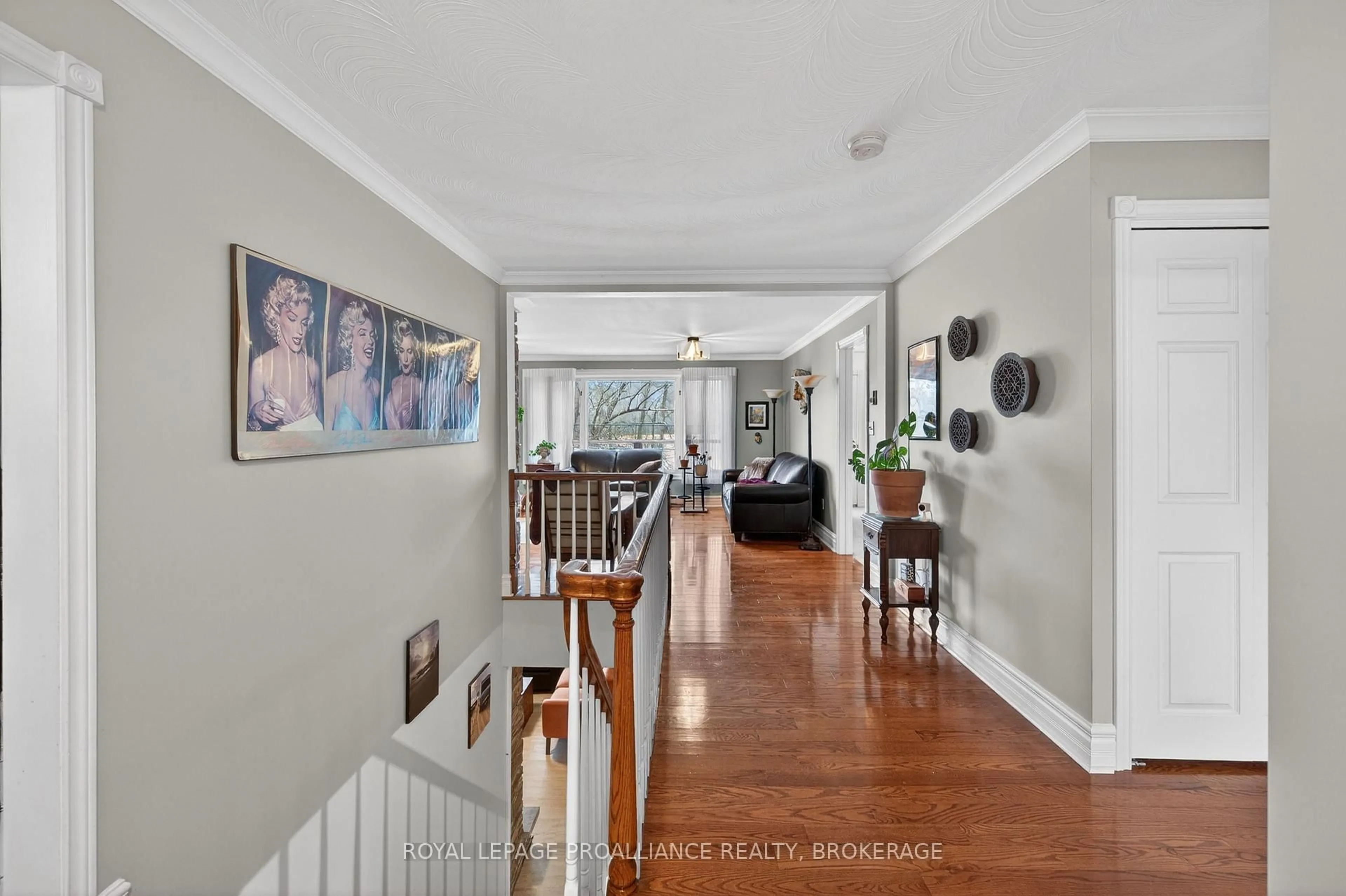 Indoor entryway for 727 Aylmer Cres, Kingston Ontario K7M 6E5