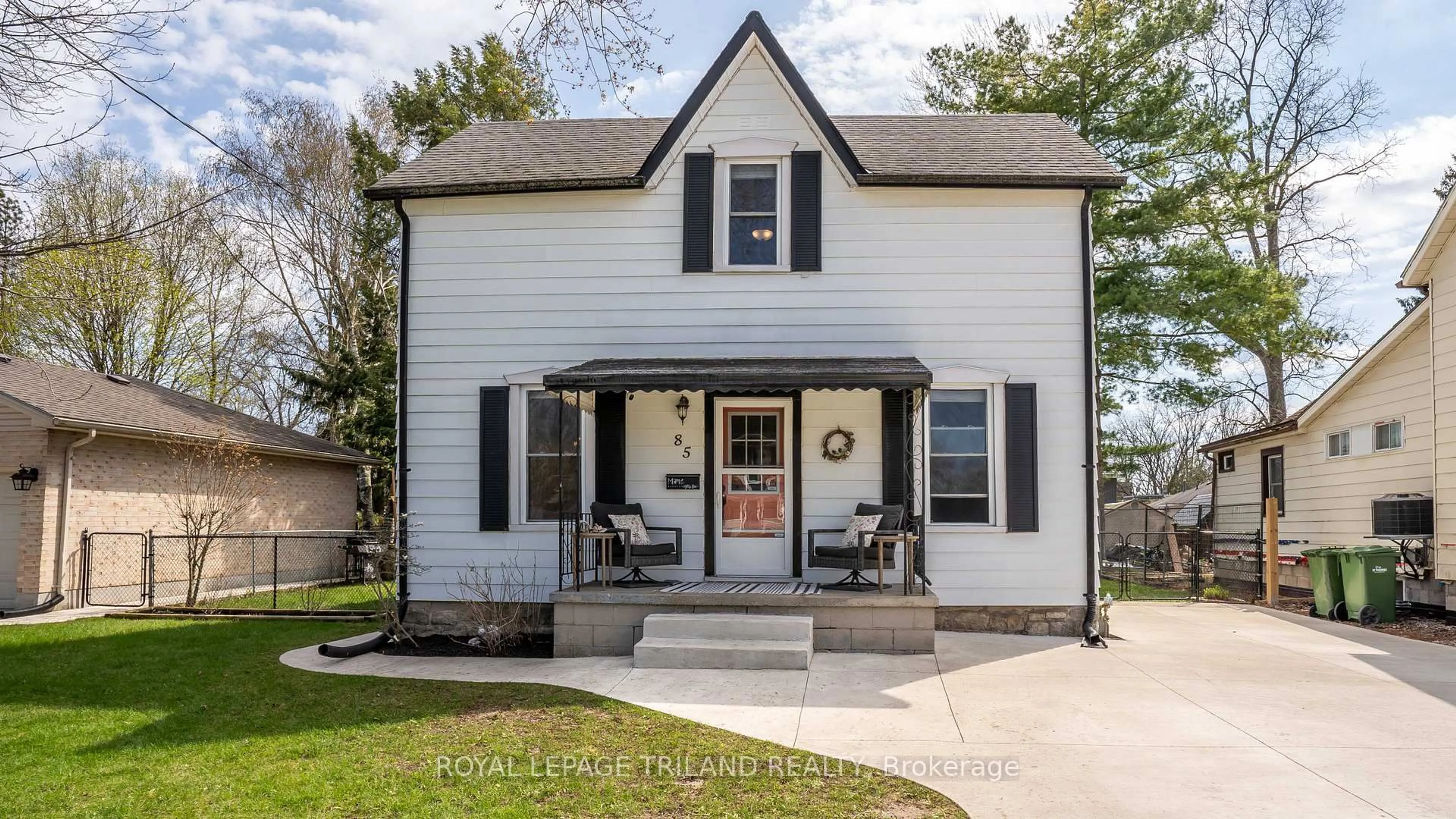 Home with vinyl exterior material, street for 85 MAPLE St, St. Thomas Ontario N5R 1Z2