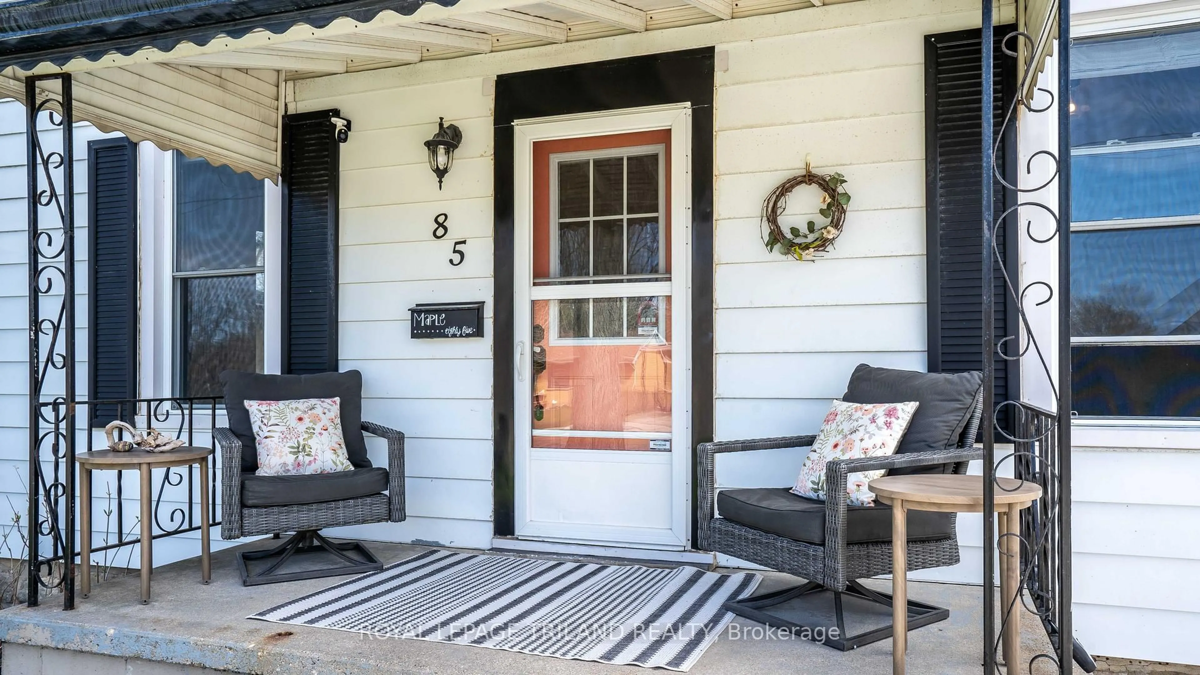 Indoor entryway for 85 MAPLE St, St. Thomas Ontario N5R 1Z2