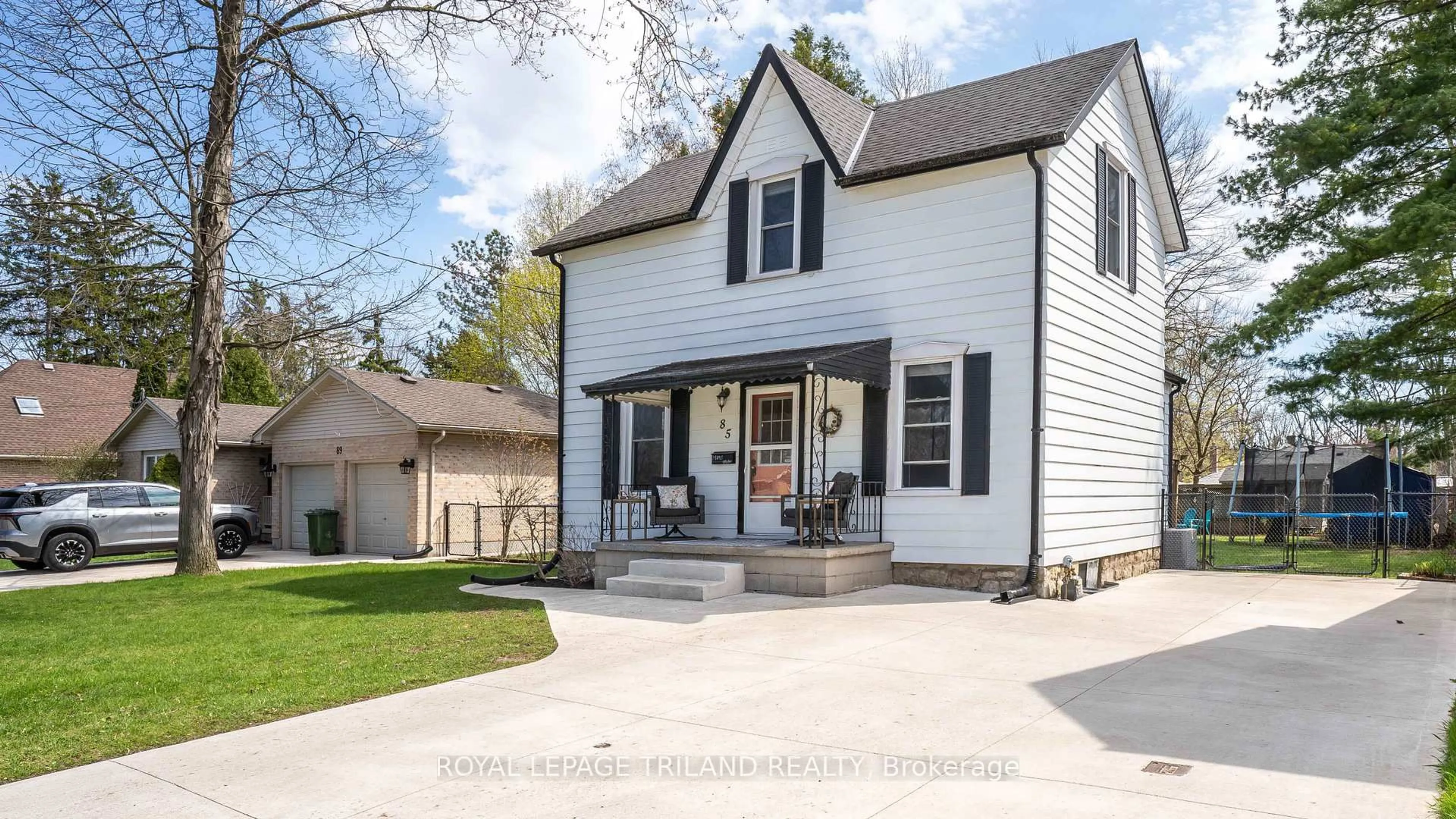 Home with vinyl exterior material, street for 85 MAPLE St, St. Thomas Ontario N5R 1Z2