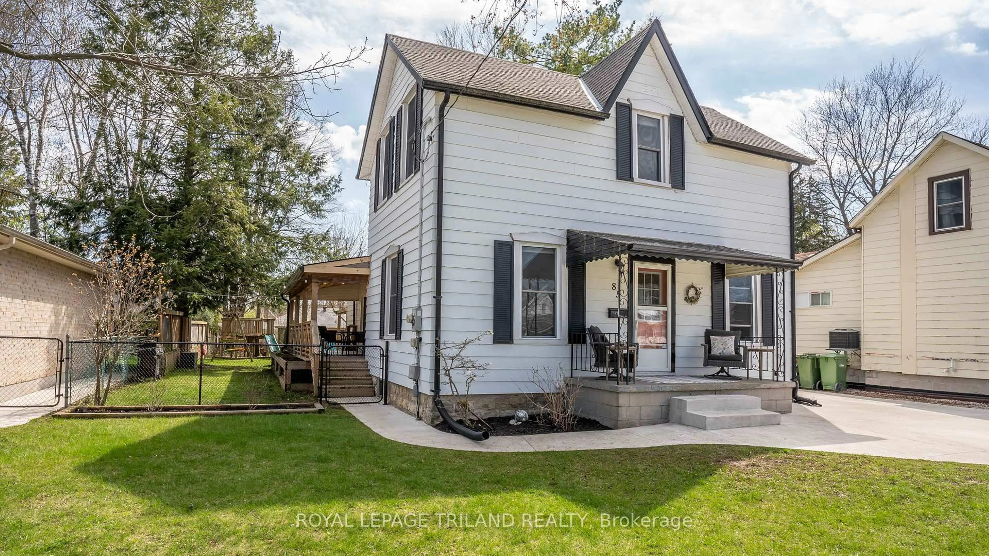 Home with vinyl exterior material, street for 85 MAPLE St, St. Thomas Ontario N5R 1Z2