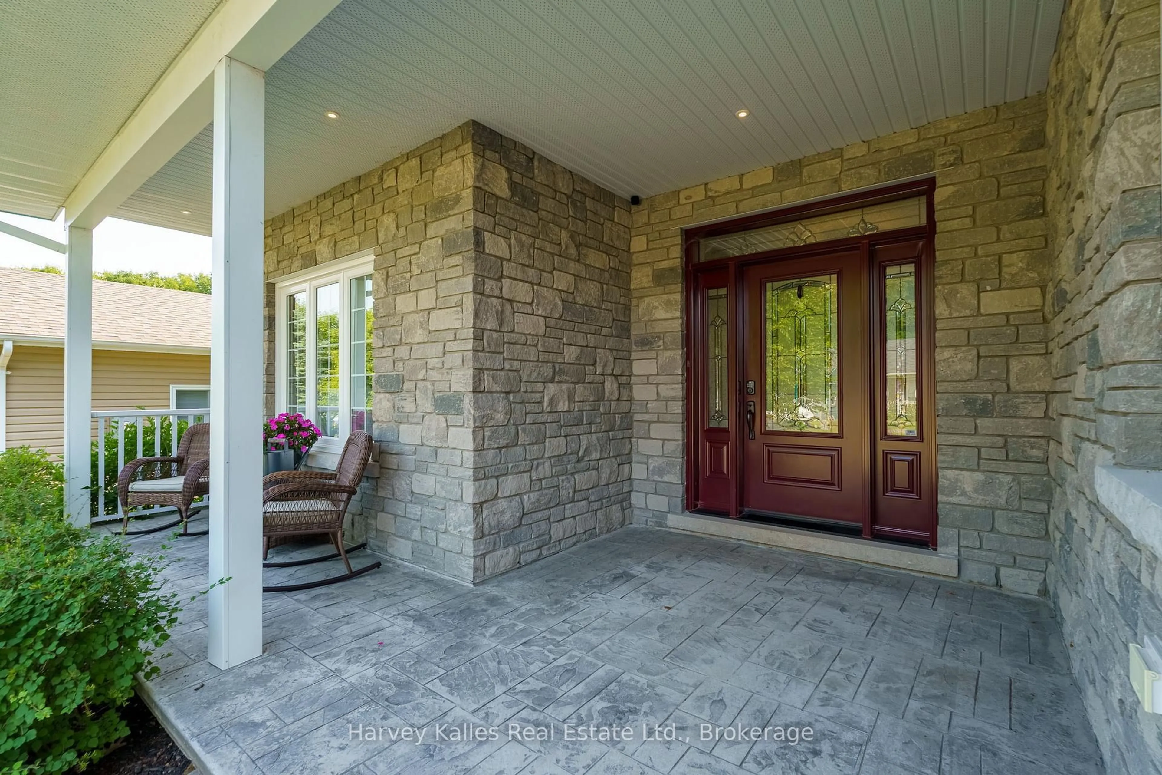 Indoor entryway for 36 Homestead Lane, Huntsville Ontario P1H 2N8