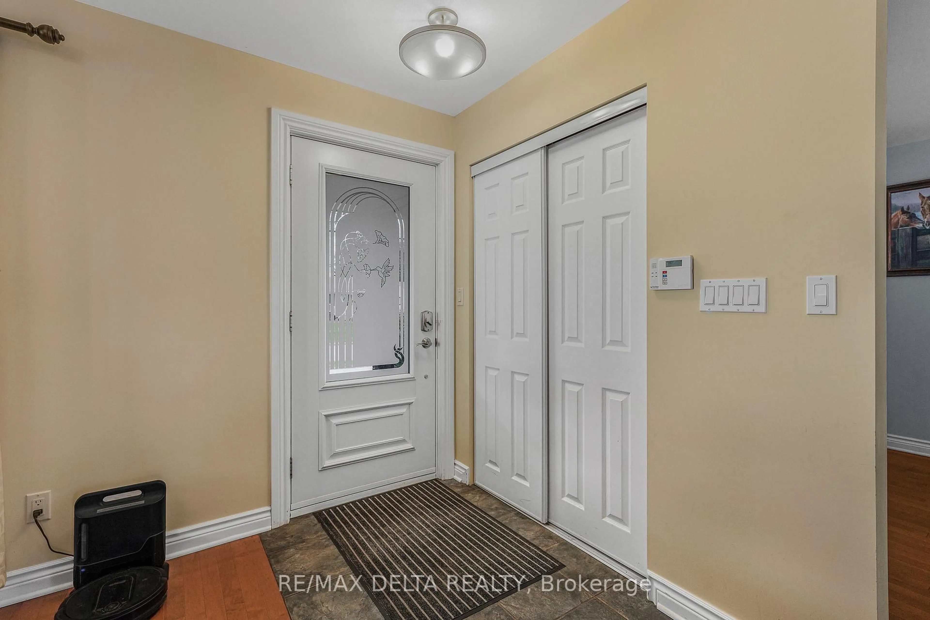 Indoor entryway for 2567 Cléroux Cres, Ottawa Ontario K1W 1B6