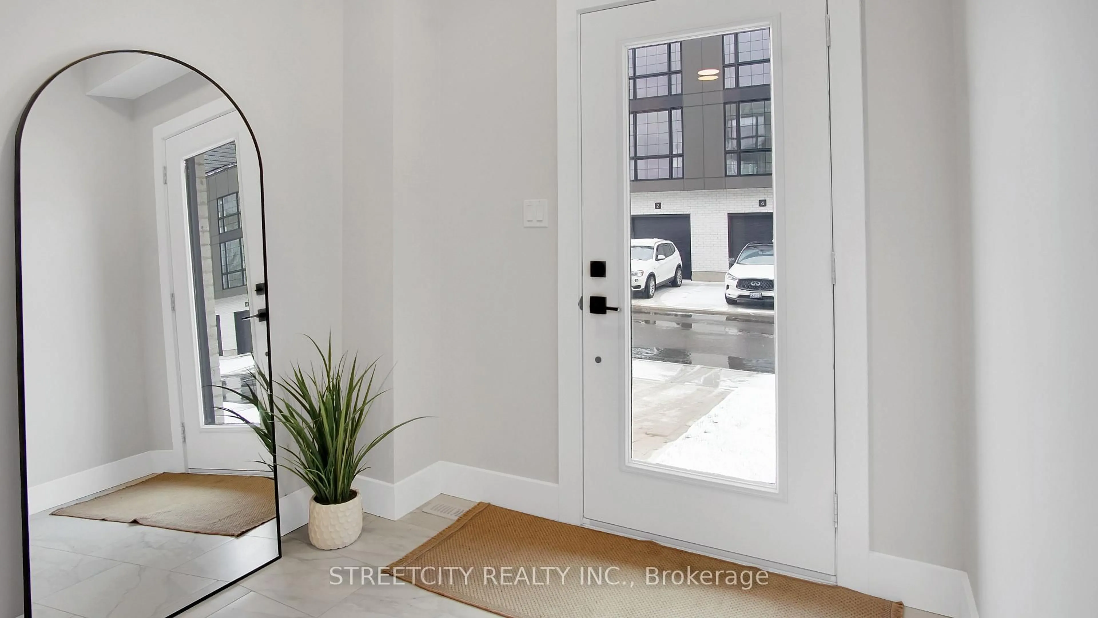 Indoor entryway for 2500 MAIN St #7, London South Ontario N6P 1T5