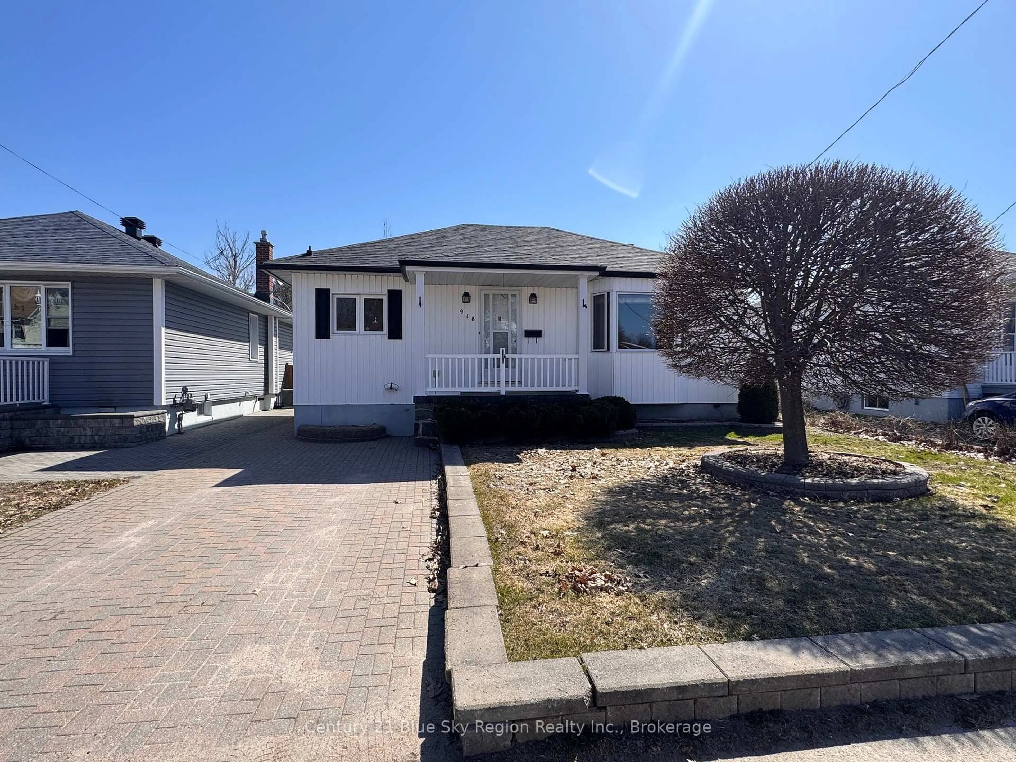 A pic from outside/outdoor area/front of a property/back of a property/a pic from drone, street for 918 Douglas St, North Bay Ontario P1B 5P6