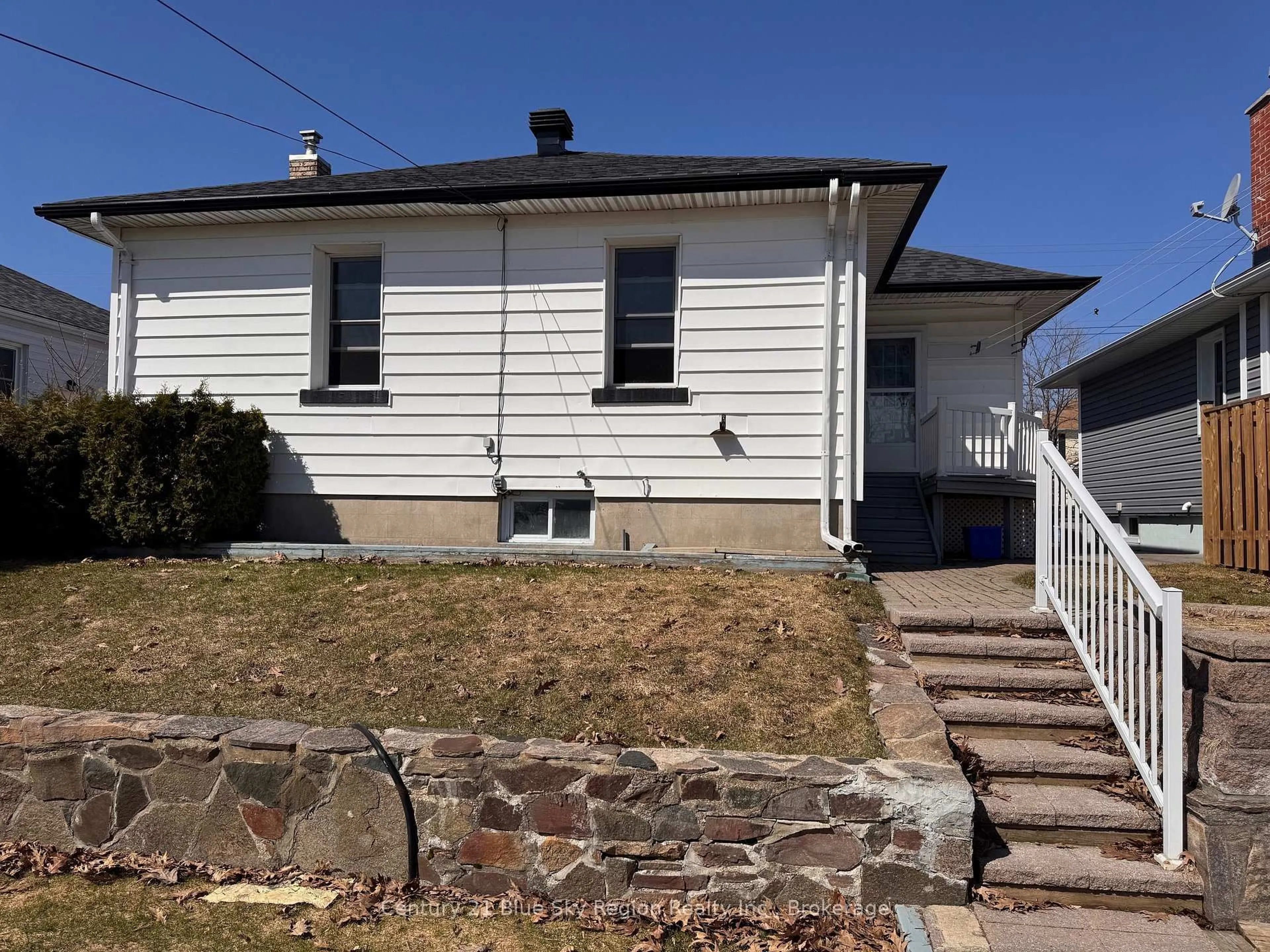 Home with vinyl exterior material, street for 918 Douglas St, North Bay Ontario P1B 5P6