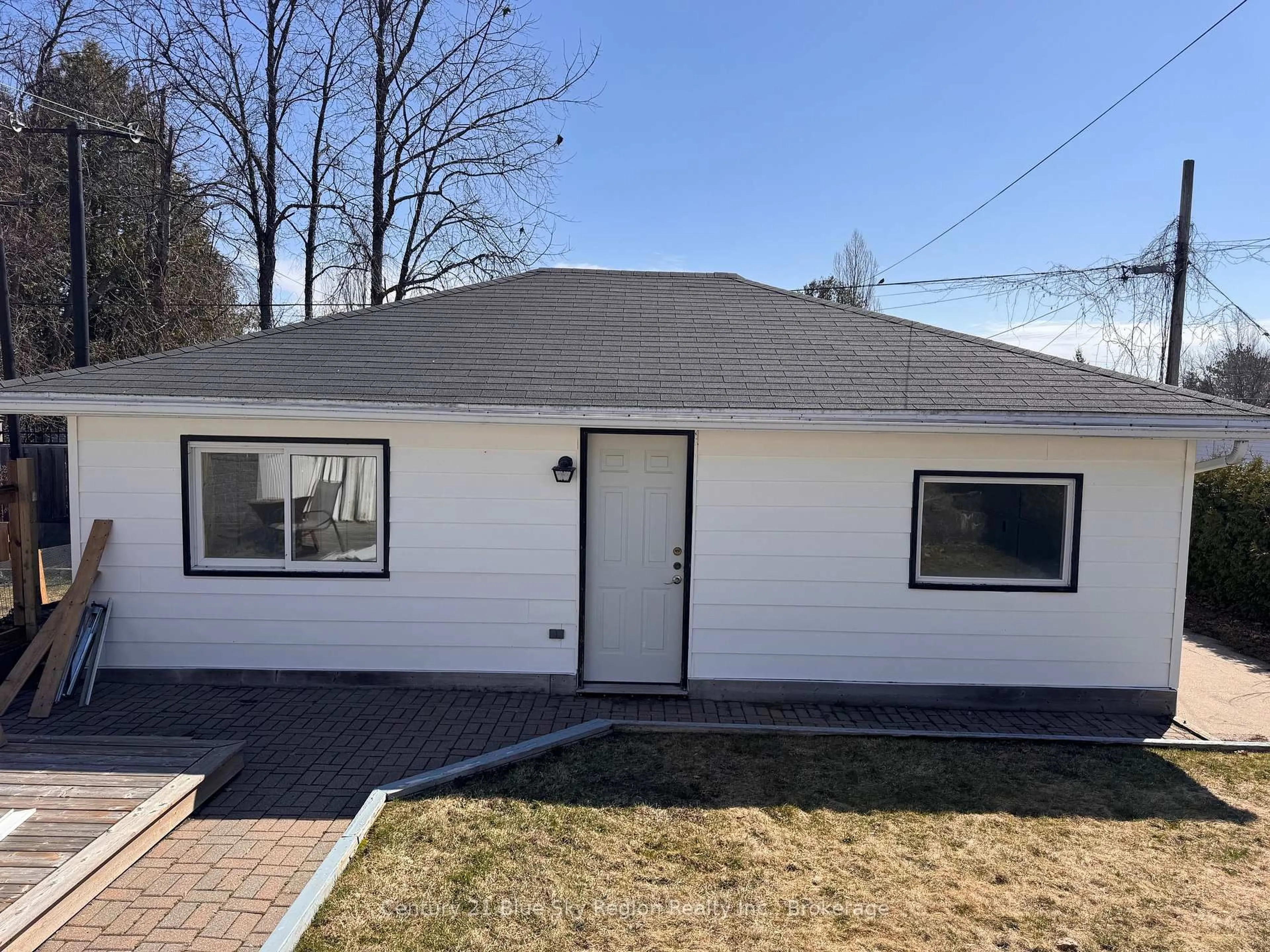 Home with vinyl exterior material, street for 918 Douglas St, North Bay Ontario P1B 5P6