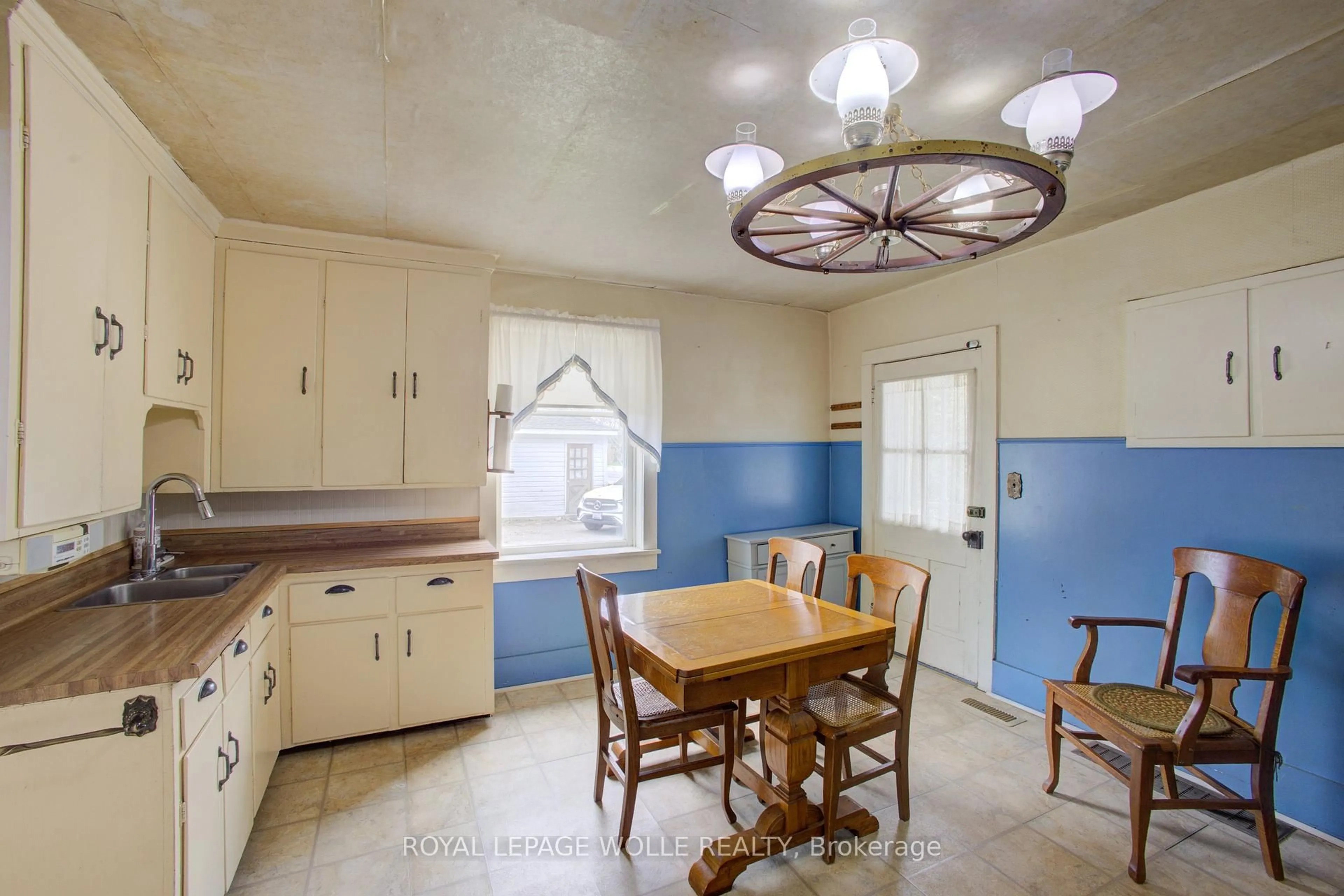 Dining room, ceramic/tile floor for 1408 Bridge St, Wilmot Ontario N0B 2E0