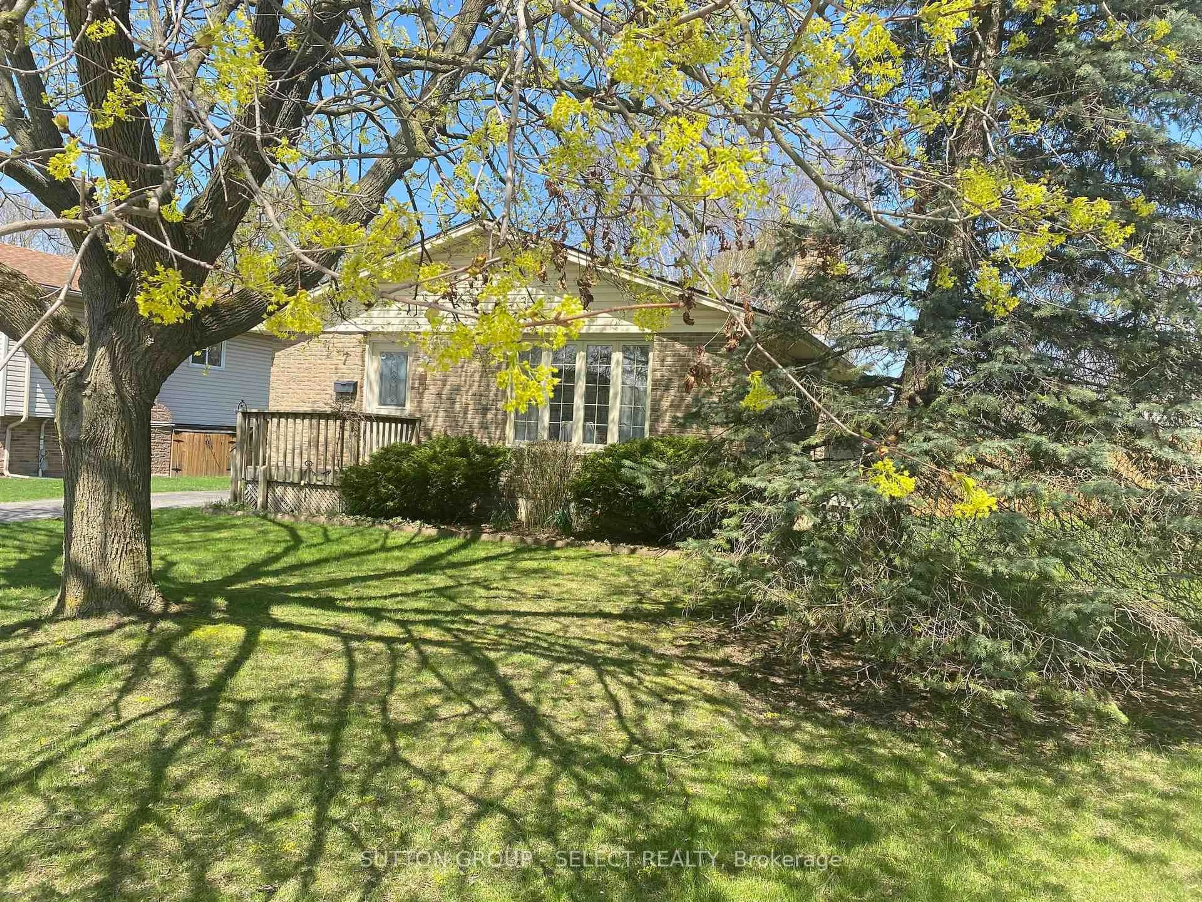 A pic from outside/outdoor area/front of a property/back of a property/a pic from drone, forest/trees view for 7 Arva Crt, Strathroy-Caradoc Ontario N7G 3R5