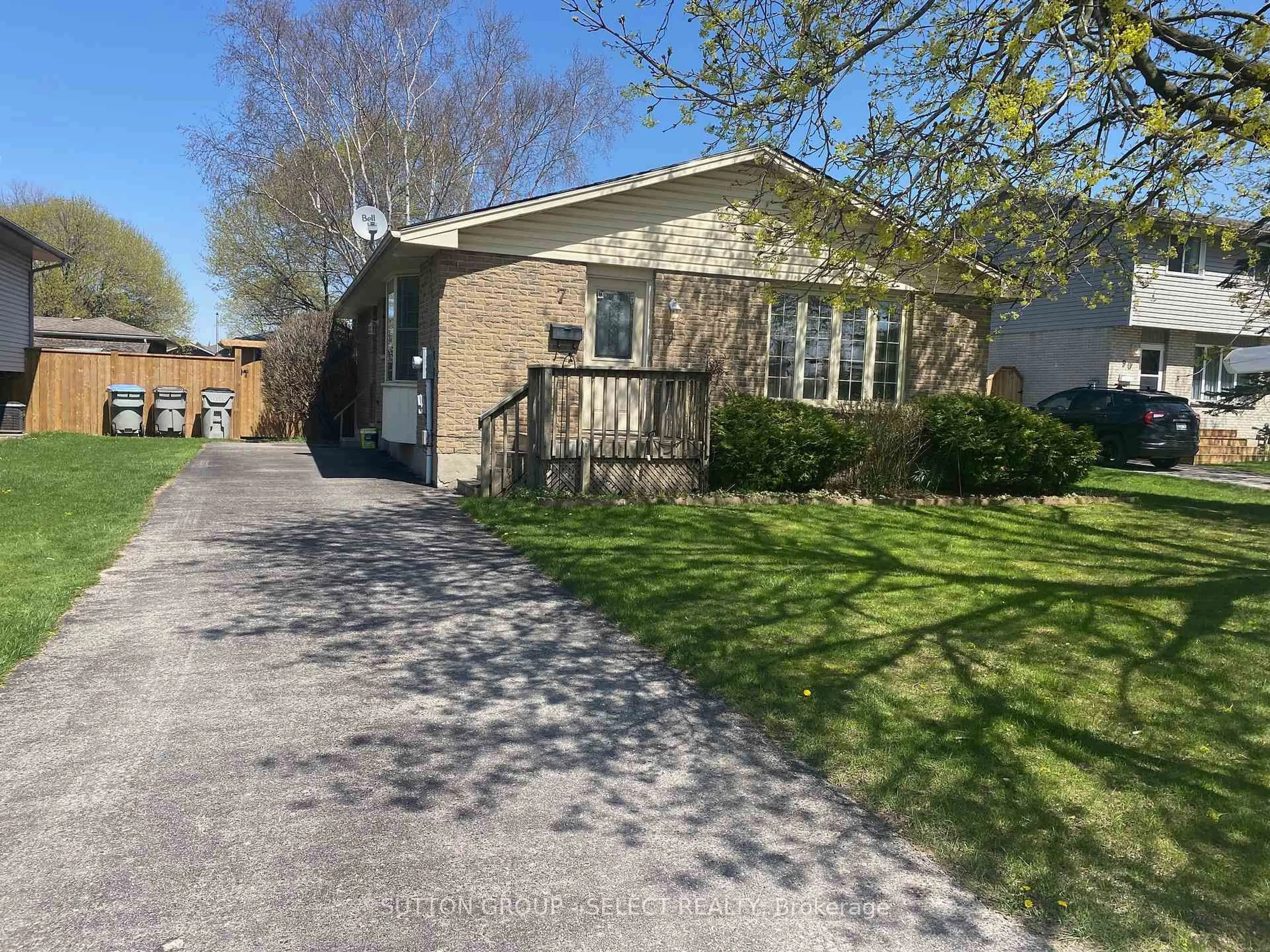 A pic from outside/outdoor area/front of a property/back of a property/a pic from drone, street for 7 Arva Crt, Strathroy-Caradoc Ontario N7G 3R5