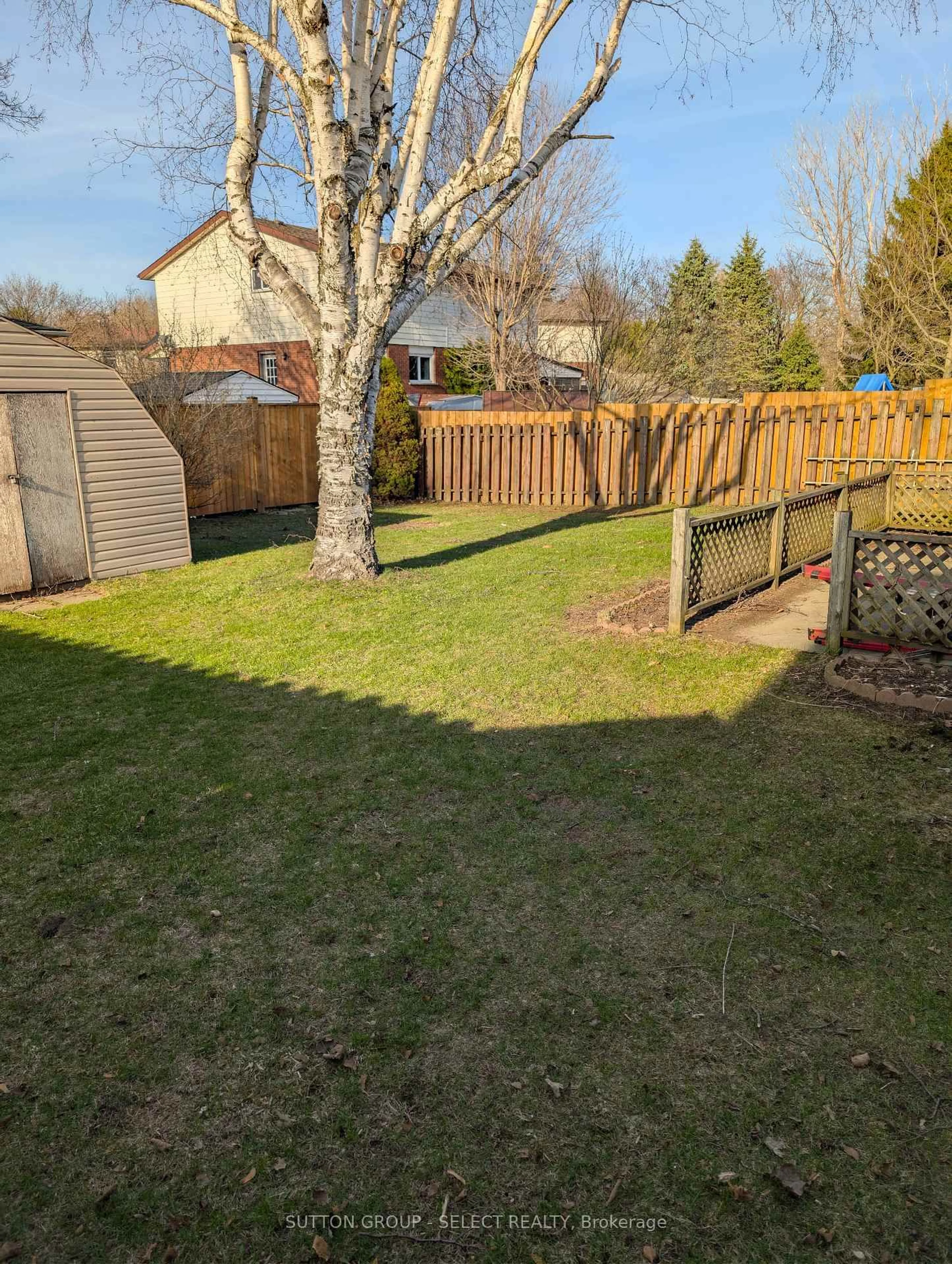 A pic from outside/outdoor area/front of a property/back of a property/a pic from drone, street for 7 Arva Crt, Strathroy-Caradoc Ontario N7G 3R5