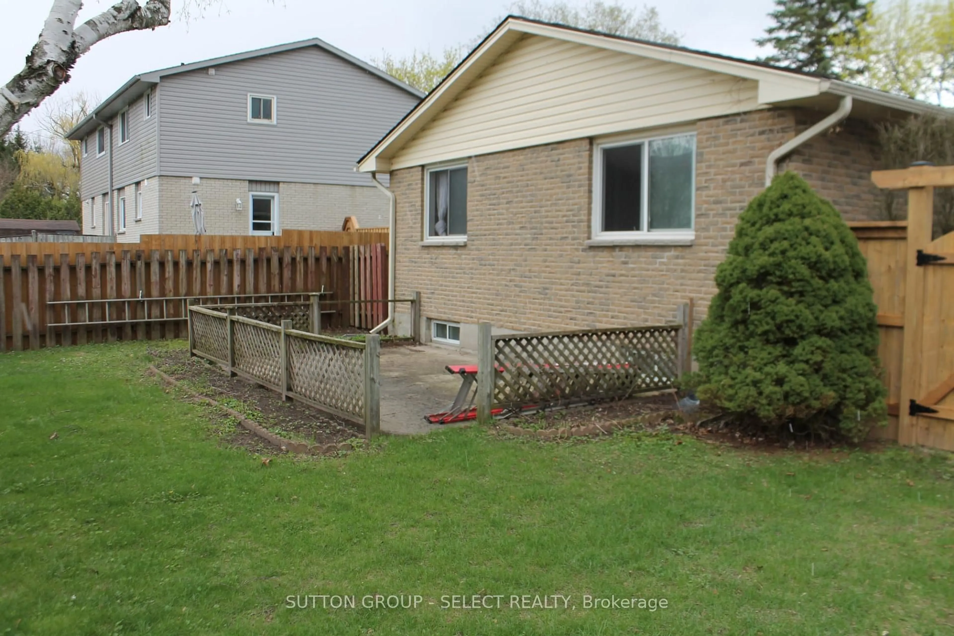 Patio, street for 7 Arva Crt, Strathroy-Caradoc Ontario N7G 3R5
