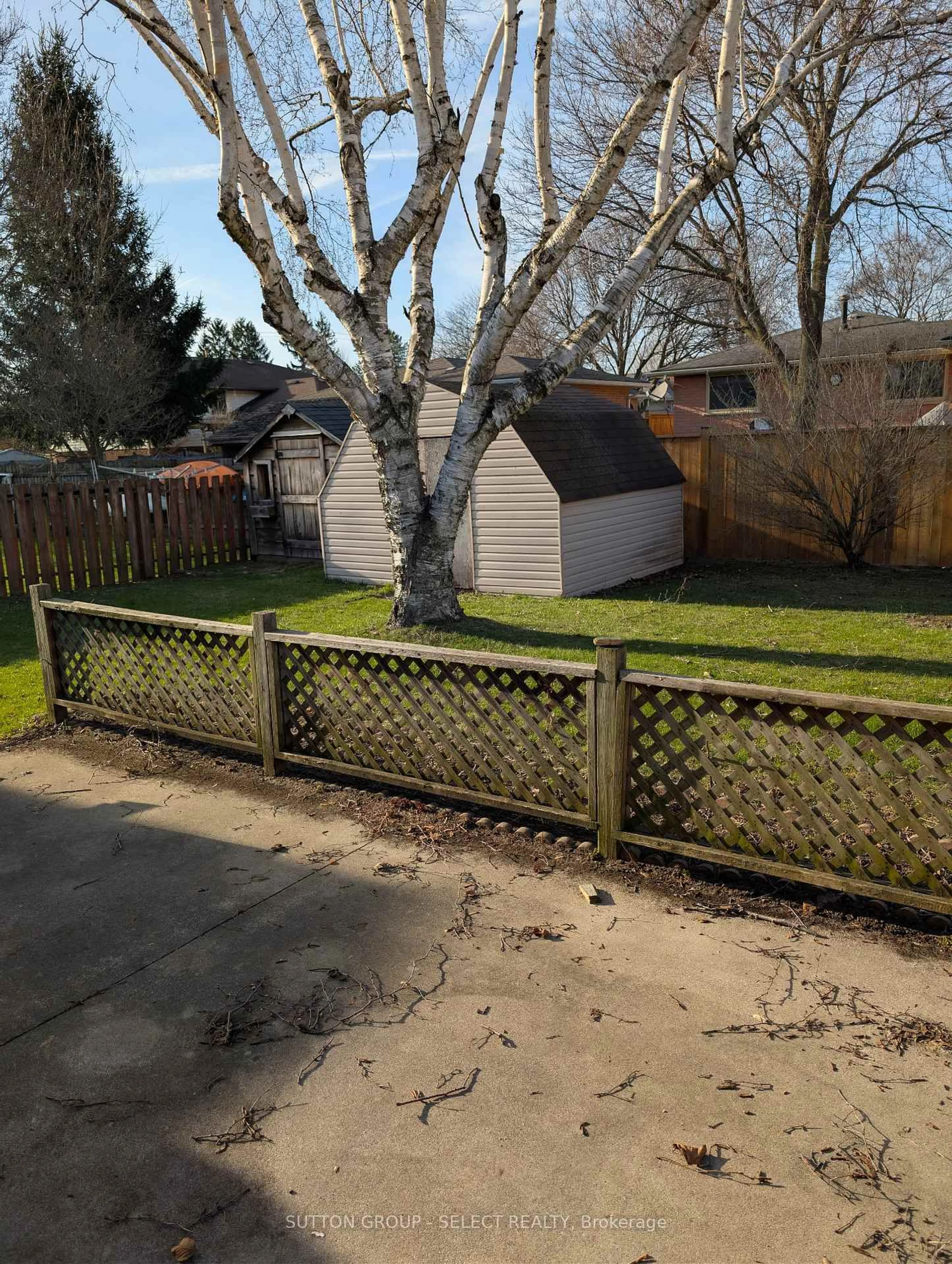 A pic from outside/outdoor area/front of a property/back of a property/a pic from drone, street for 7 Arva Crt, Strathroy-Caradoc Ontario N7G 3R5