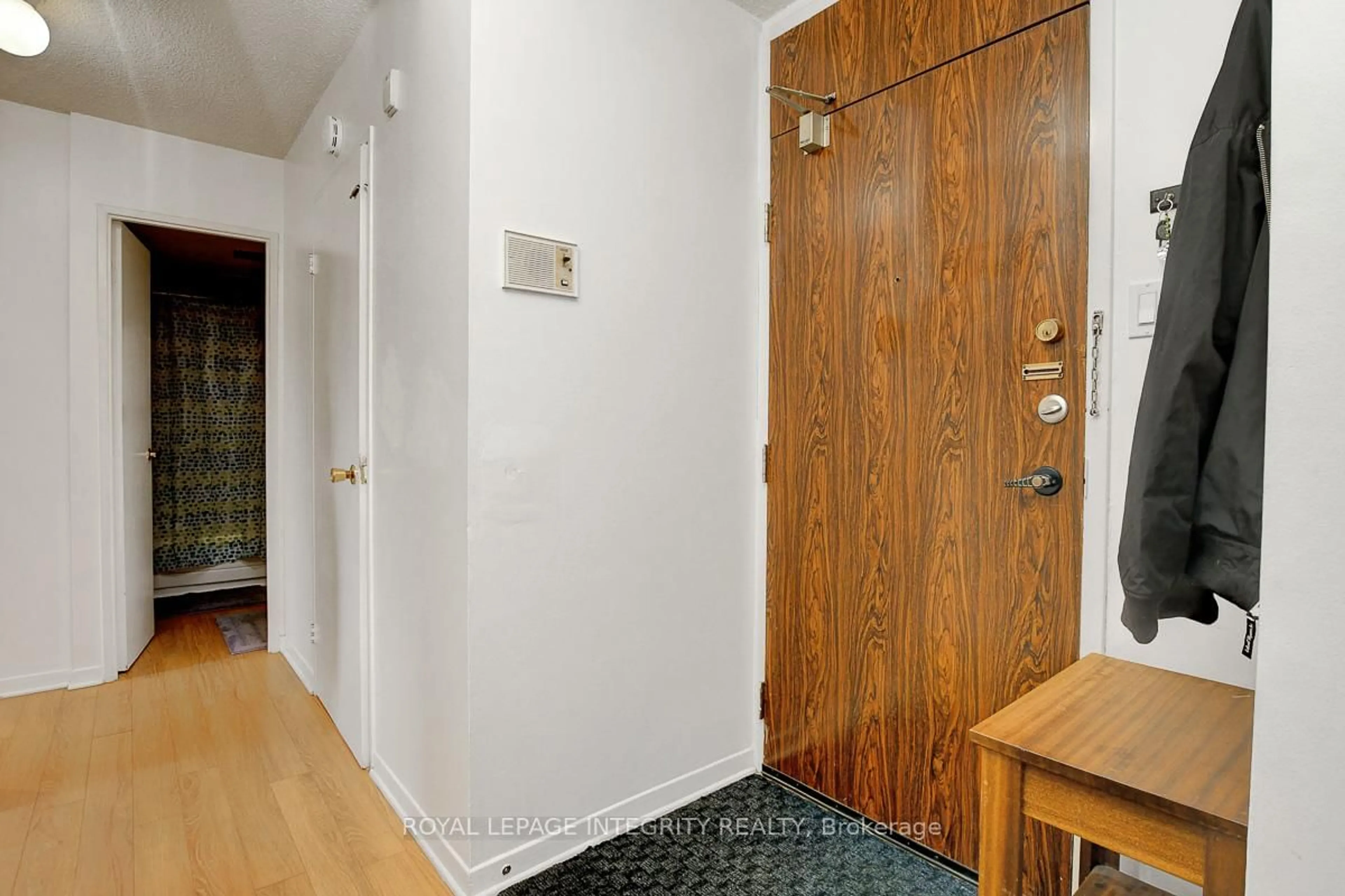 Indoor entryway for 2000 Jasmine Cres #206, Ottawa Ontario K1J 8K4