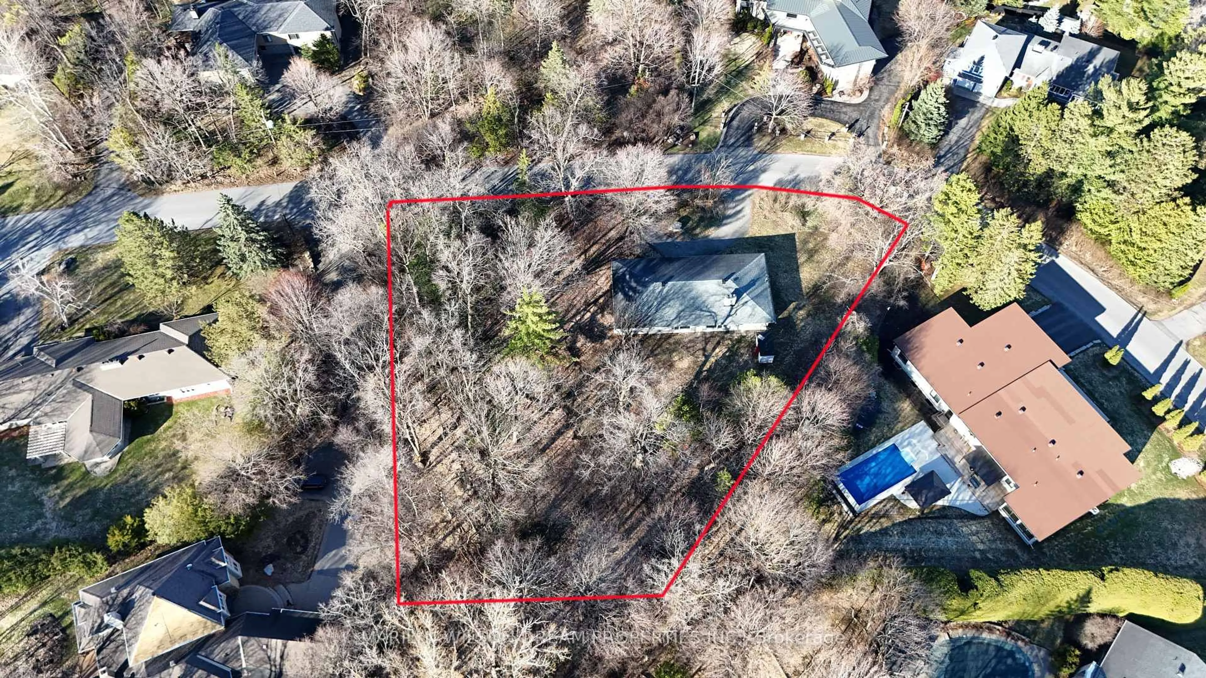 A pic from outside/outdoor area/front of a property/back of a property/a pic from drone, street for 10 Cedar Rd, Gloucester Ontario K1J 6L4