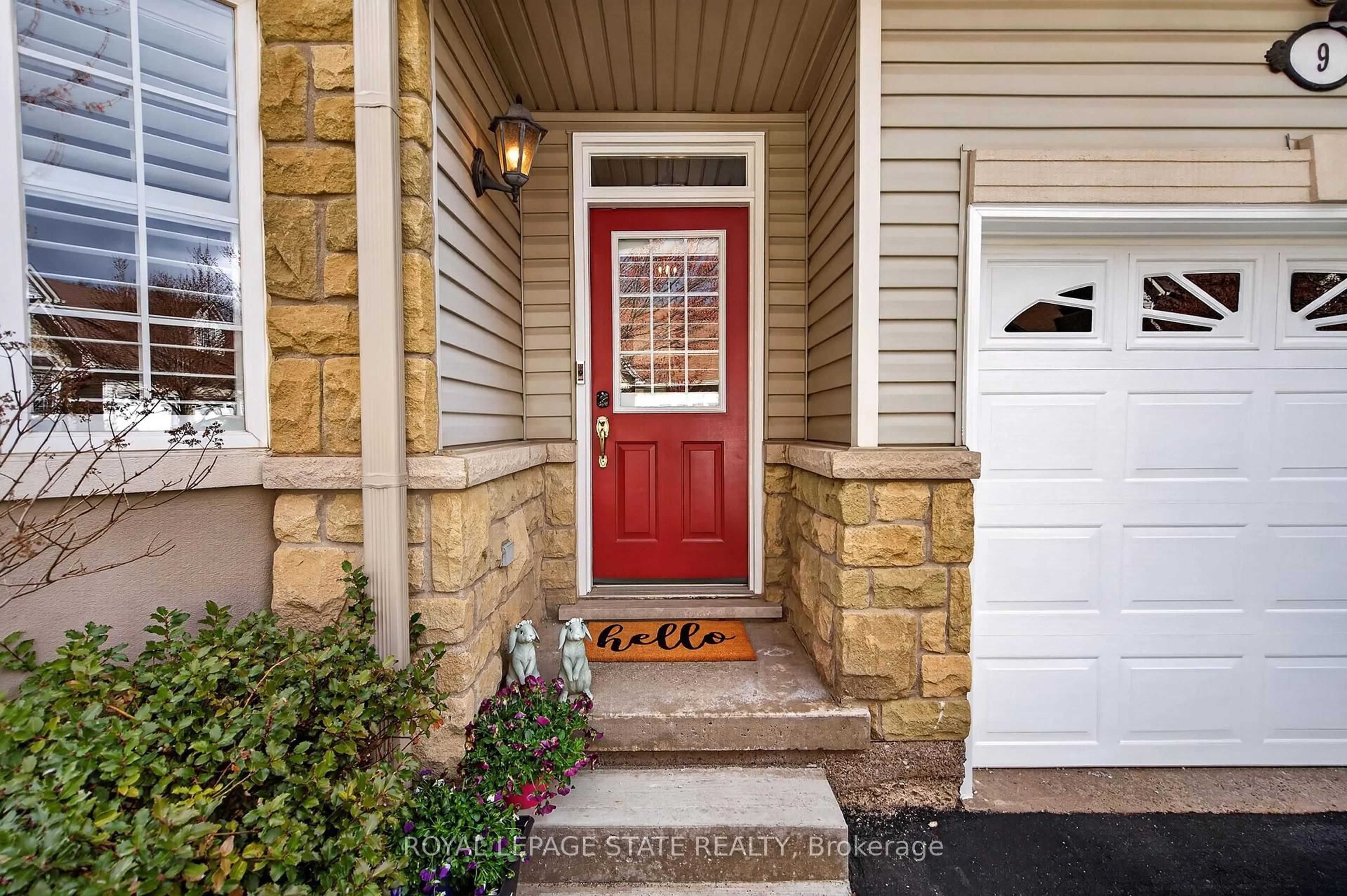 Indoor entryway for 212 Stonehenge Dr #9, Hamilton Ontario L9K 1N5