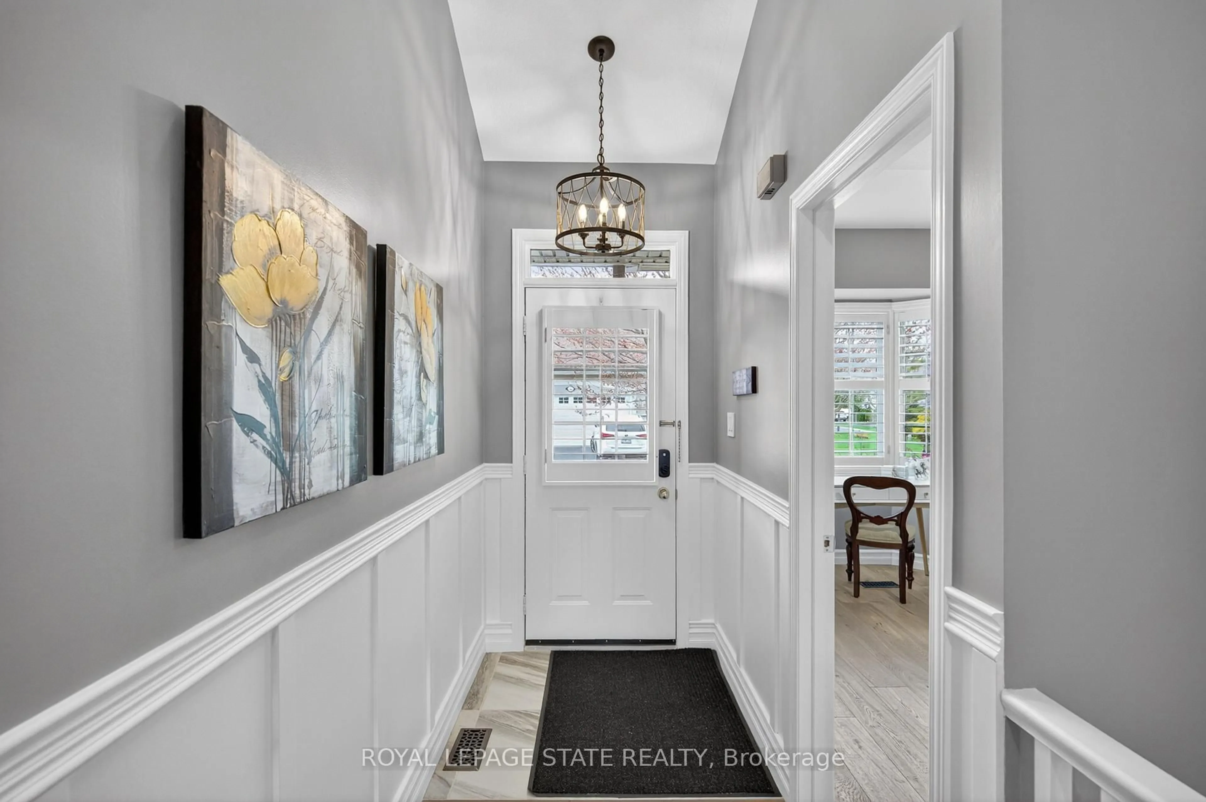 Indoor entryway for 212 Stonehenge Dr #9, Hamilton Ontario L9K 1N5