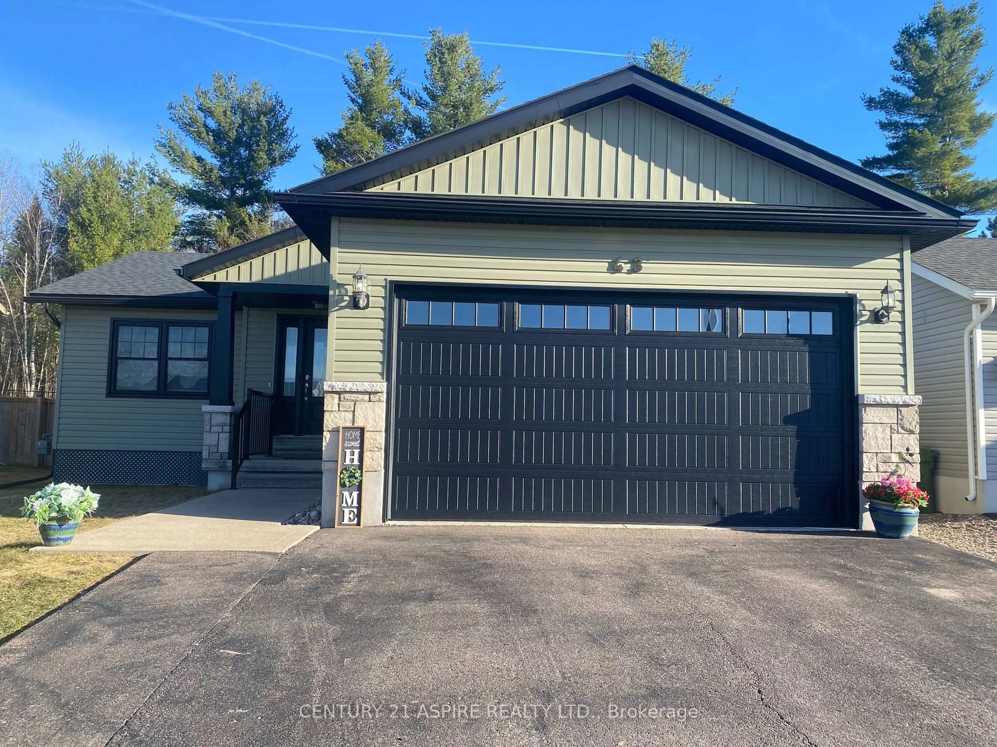 Indoor garage for 43 Dustin Dr, Petawawa Ontario K8H 0G3