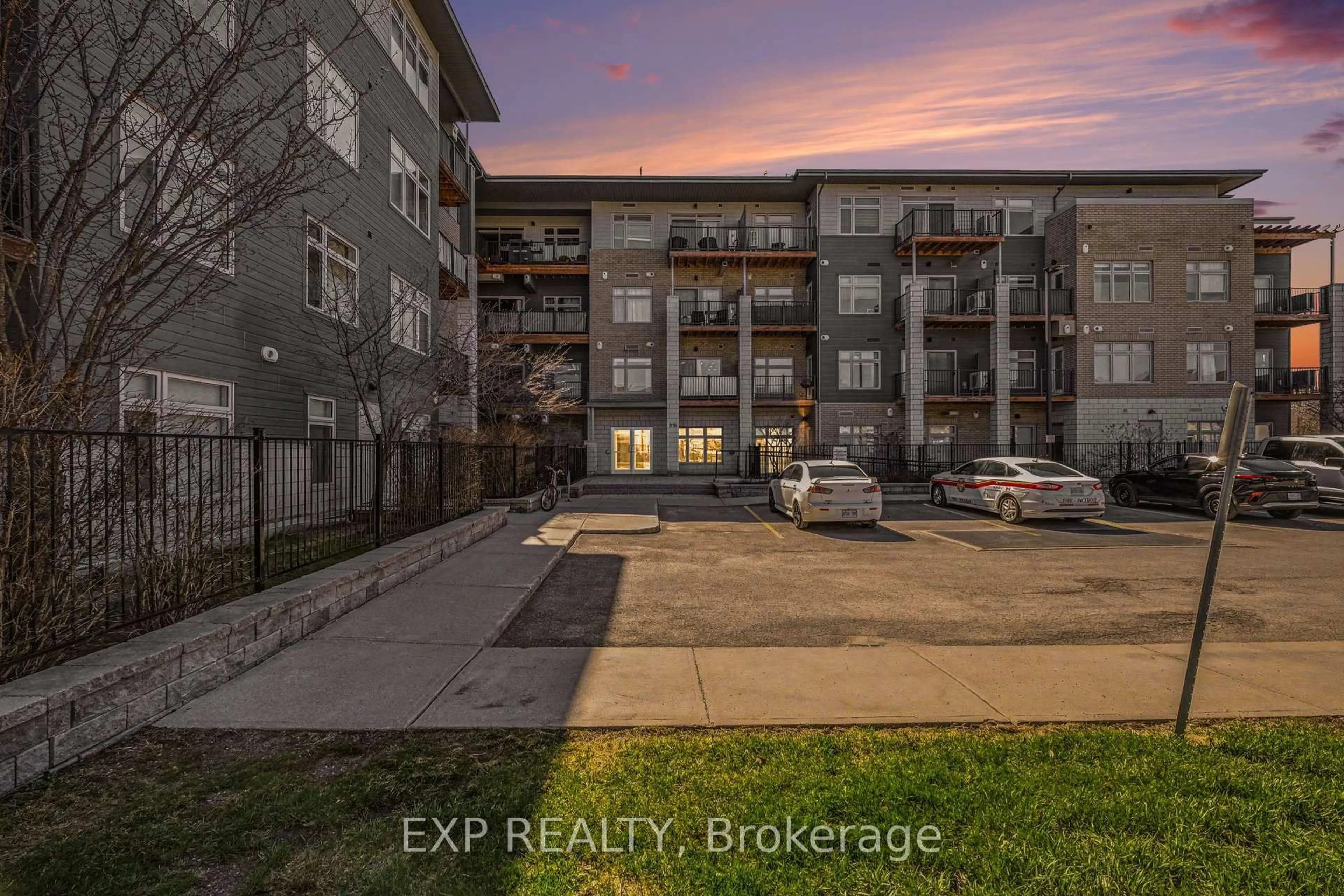 A pic from outside/outdoor area/front of a property/back of a property/a pic from drone, building for 2785 Baseline Rd #110, Ottawa Ontario K2H 0B7