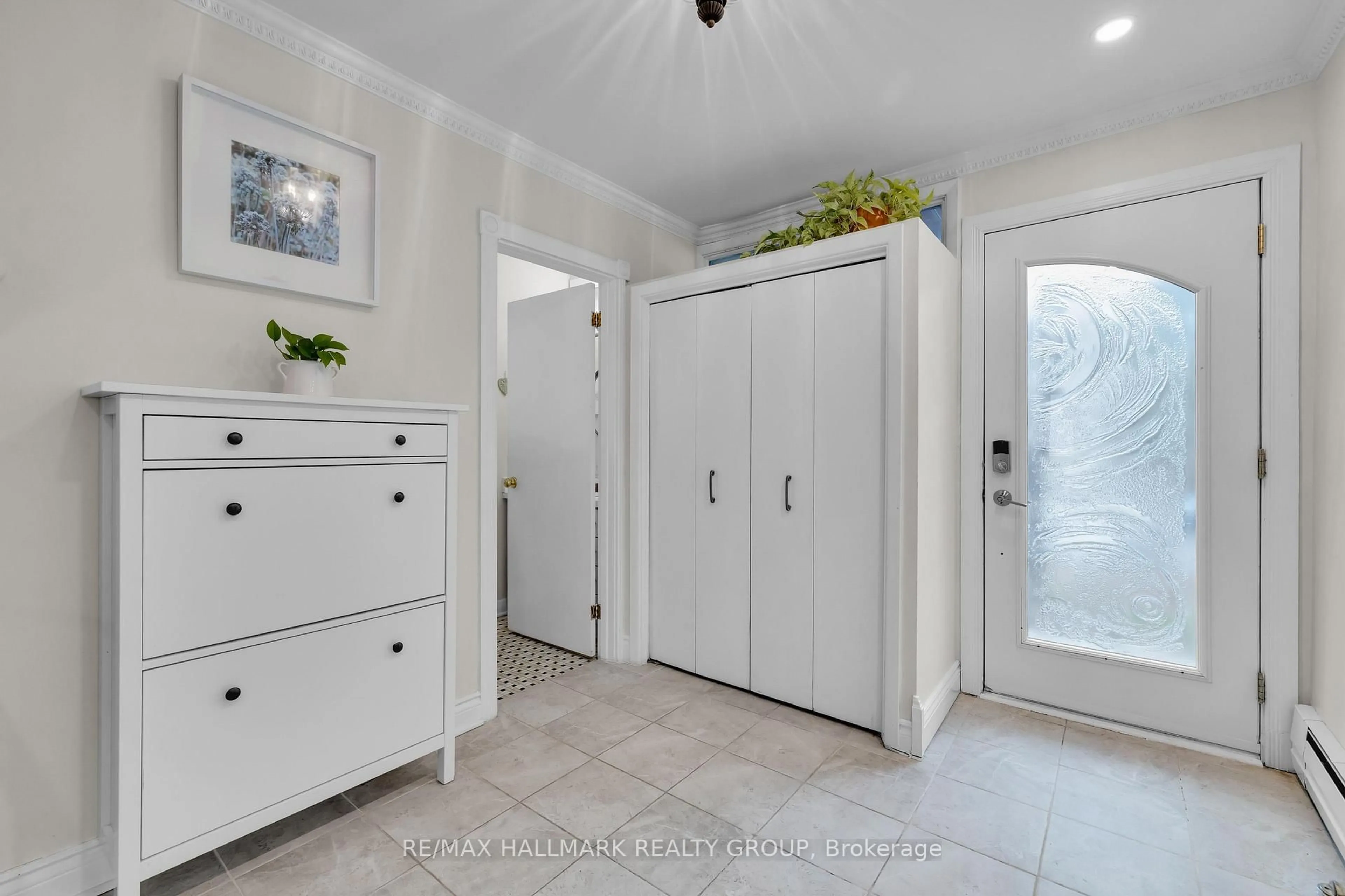 Indoor entryway for 285 Fairmont Ave, Ottawa Ontario K1Y 1Y4