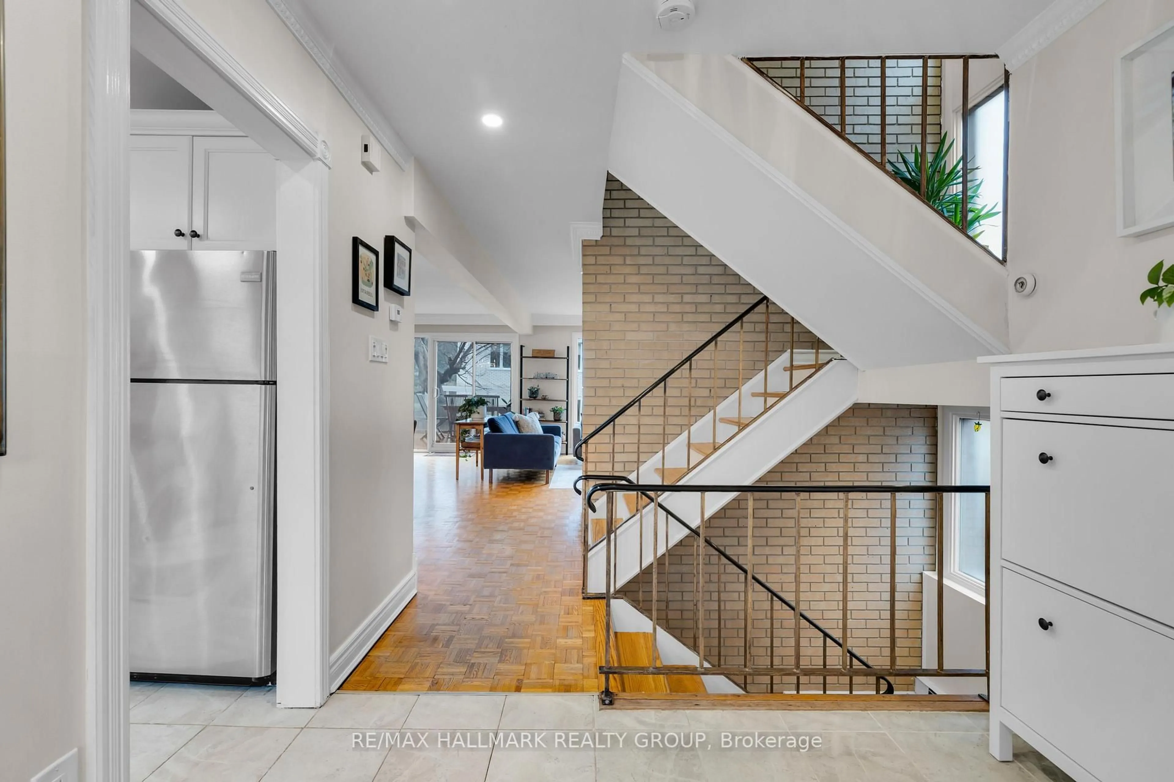 Indoor foyer for 285 Fairmont Ave, Ottawa Ontario K1Y 1Y4