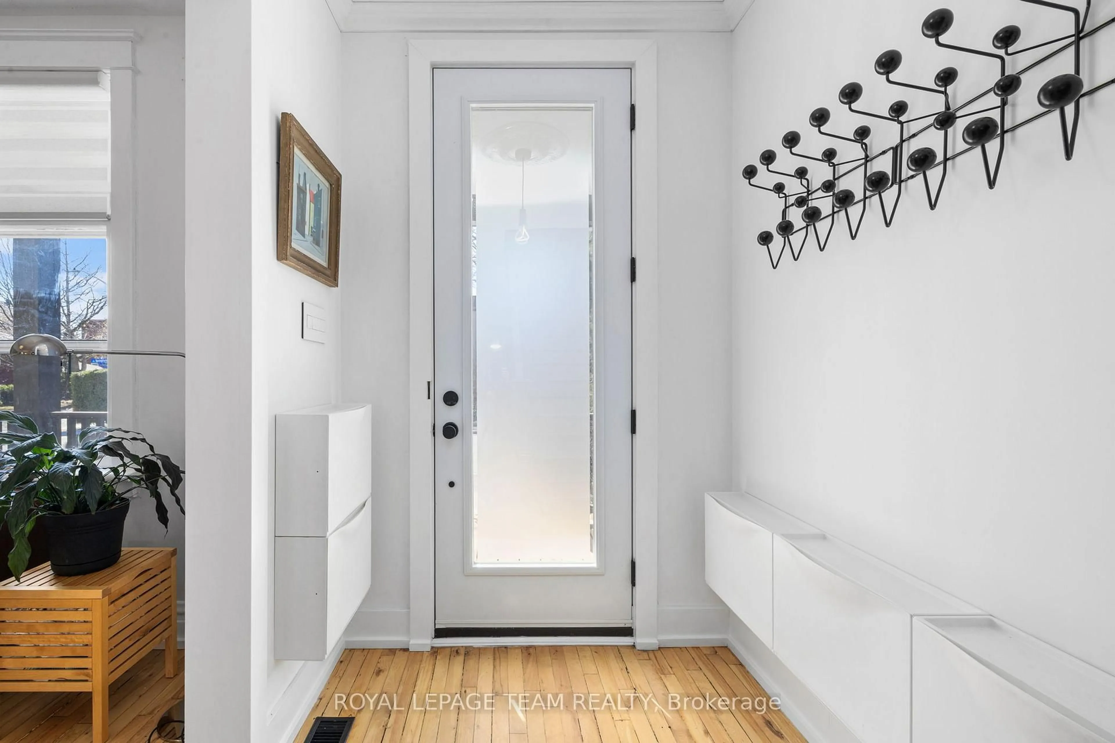 Indoor entryway for 45 Springfield Rd, Ottawa Ontario K1M 1C8