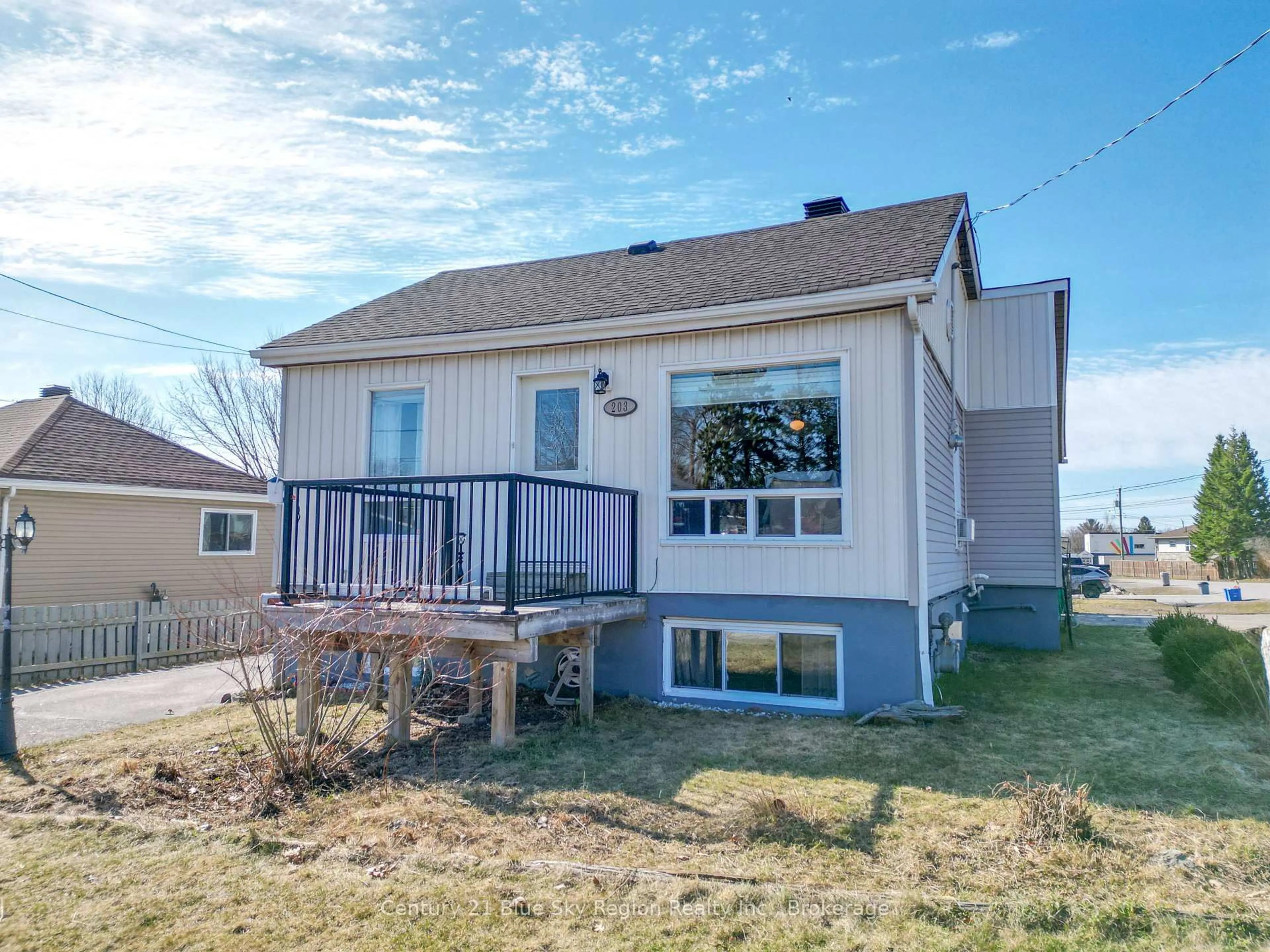 Home with vinyl exterior material, unknown for 203 Hillcrest Ave, North Bay Ontario P1B 7B5