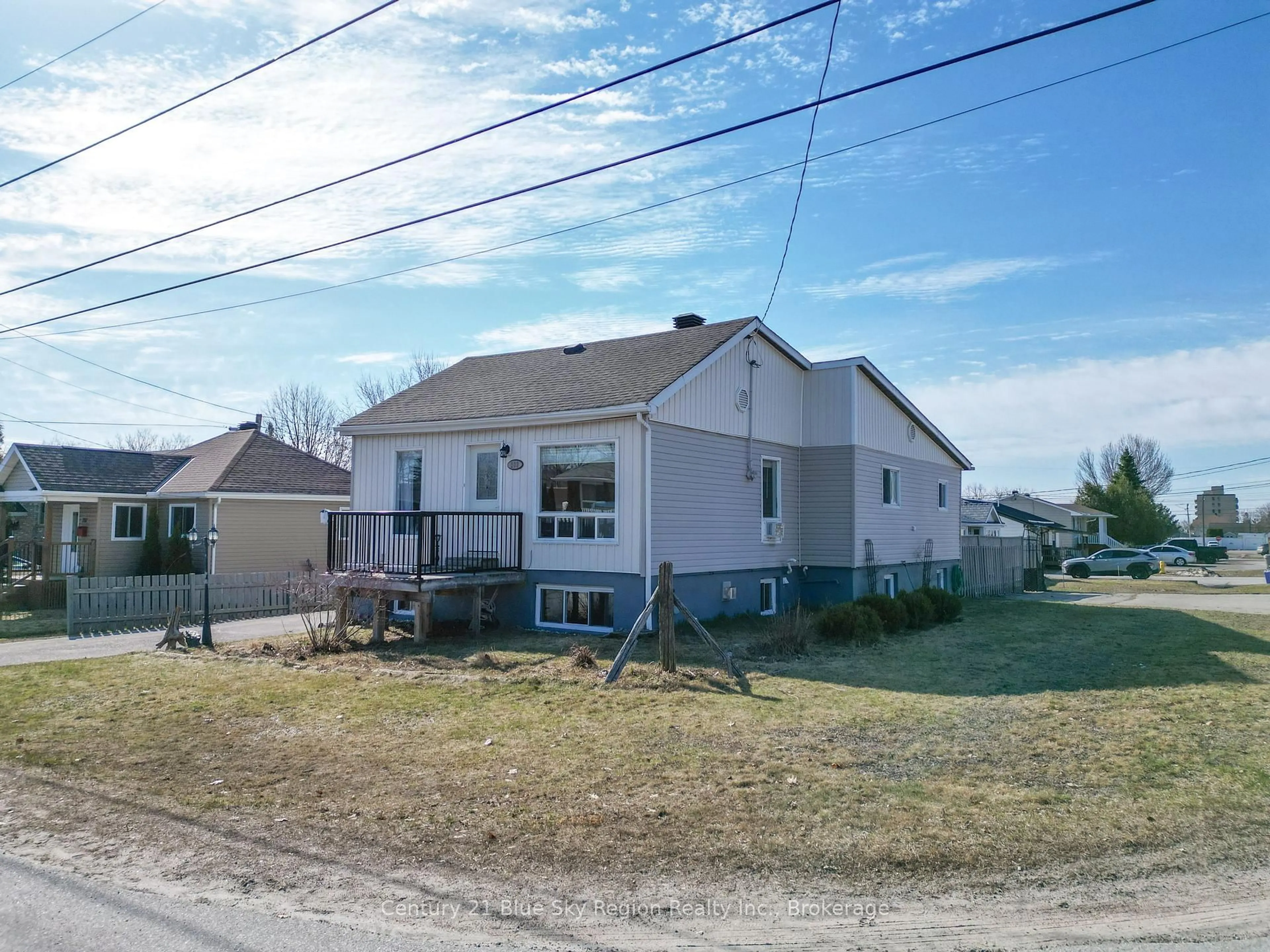 A pic from outside/outdoor area/front of a property/back of a property/a pic from drone, street for 203 Hillcrest Ave, North Bay Ontario P1B 7B5