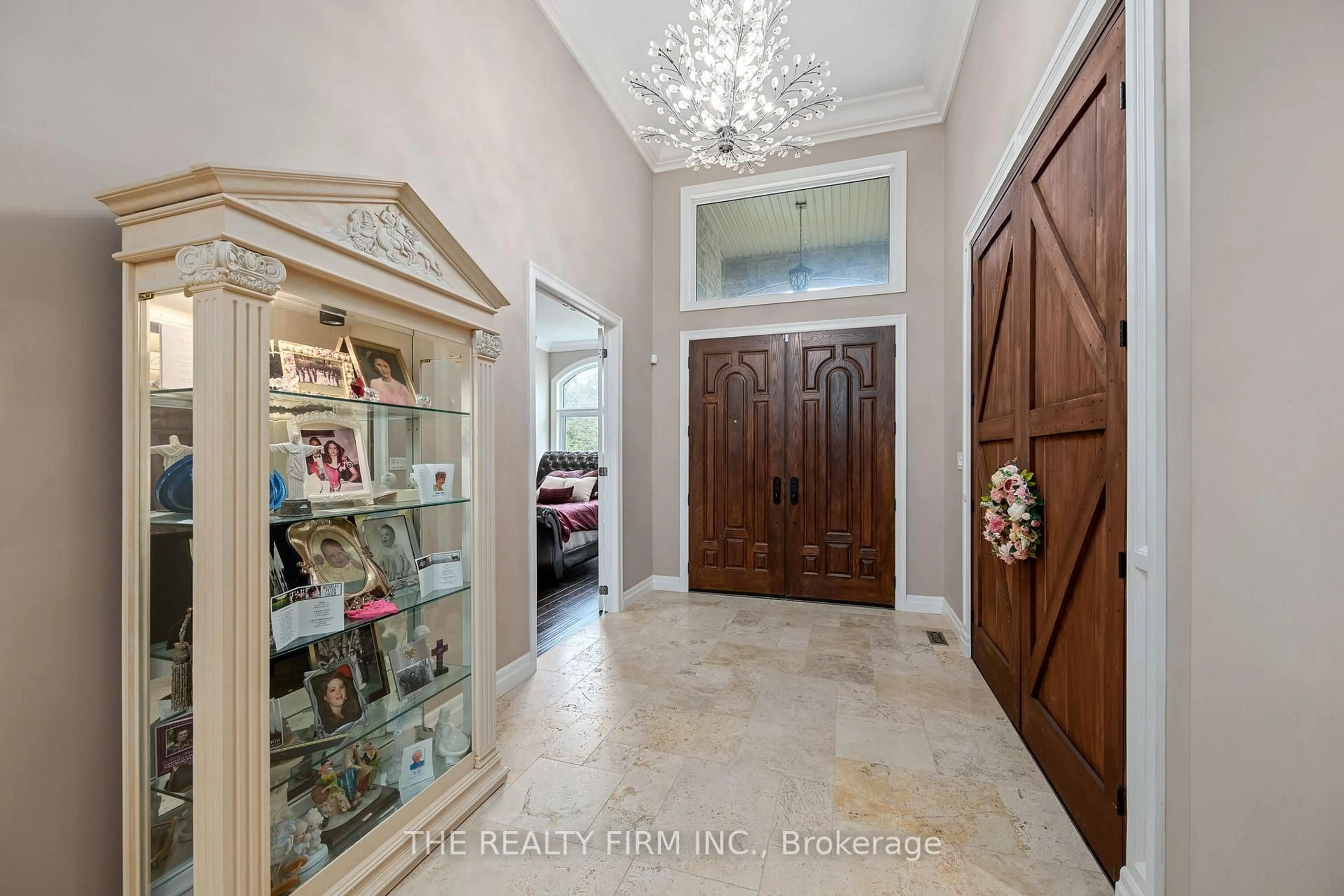 Indoor entryway for 2676 Forest Meadow Dr, Strathroy-Caradoc Ontario N0L 1W0