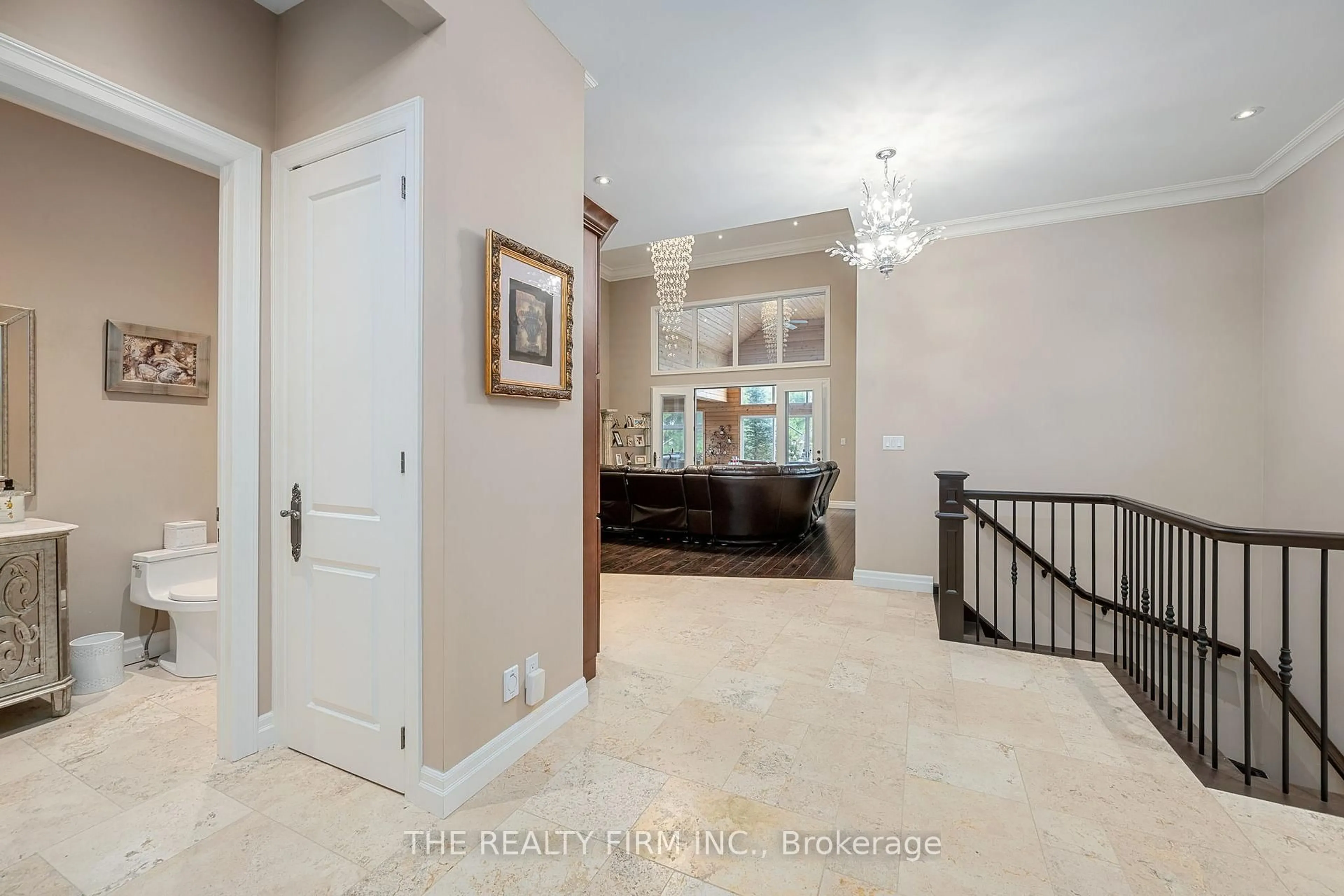 Indoor entryway for 2676 Forest Meadow Dr, Strathroy-Caradoc Ontario N0L 1W0