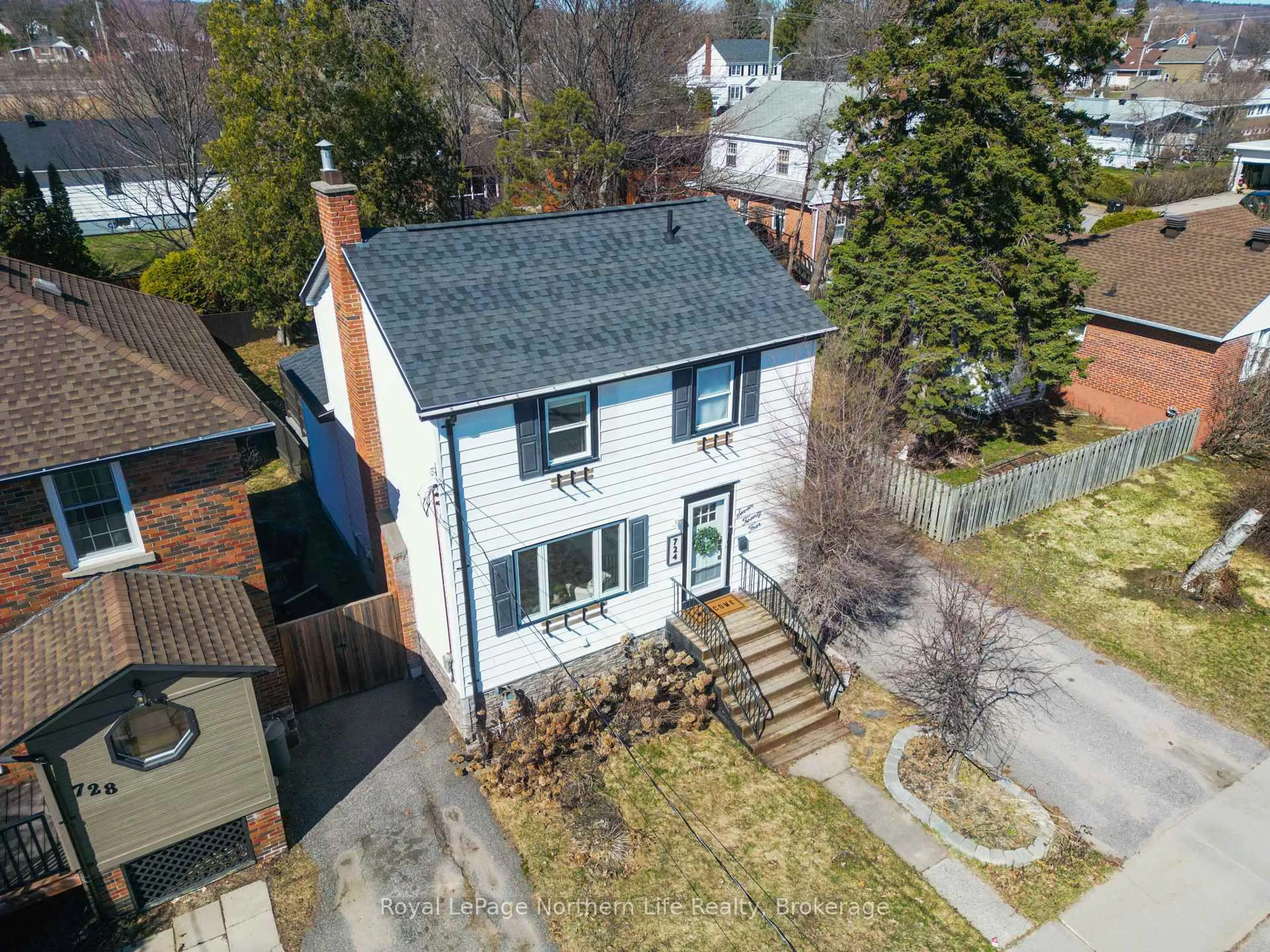 A pic from outside/outdoor area/front of a property/back of a property/a pic from drone, street for 724 Bloem St, North Bay Ontario P1B 4Z7