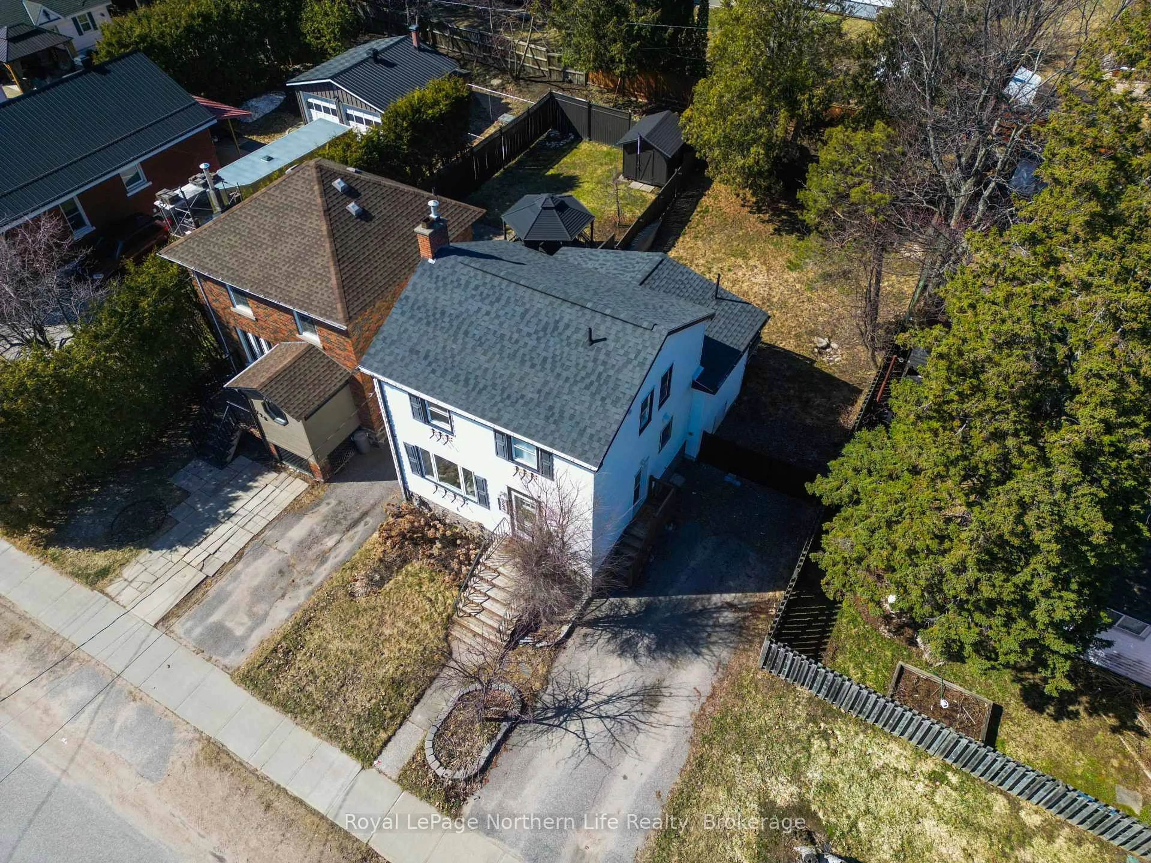 A pic from outside/outdoor area/front of a property/back of a property/a pic from drone, street for 724 Bloem St, North Bay Ontario P1B 4Z7