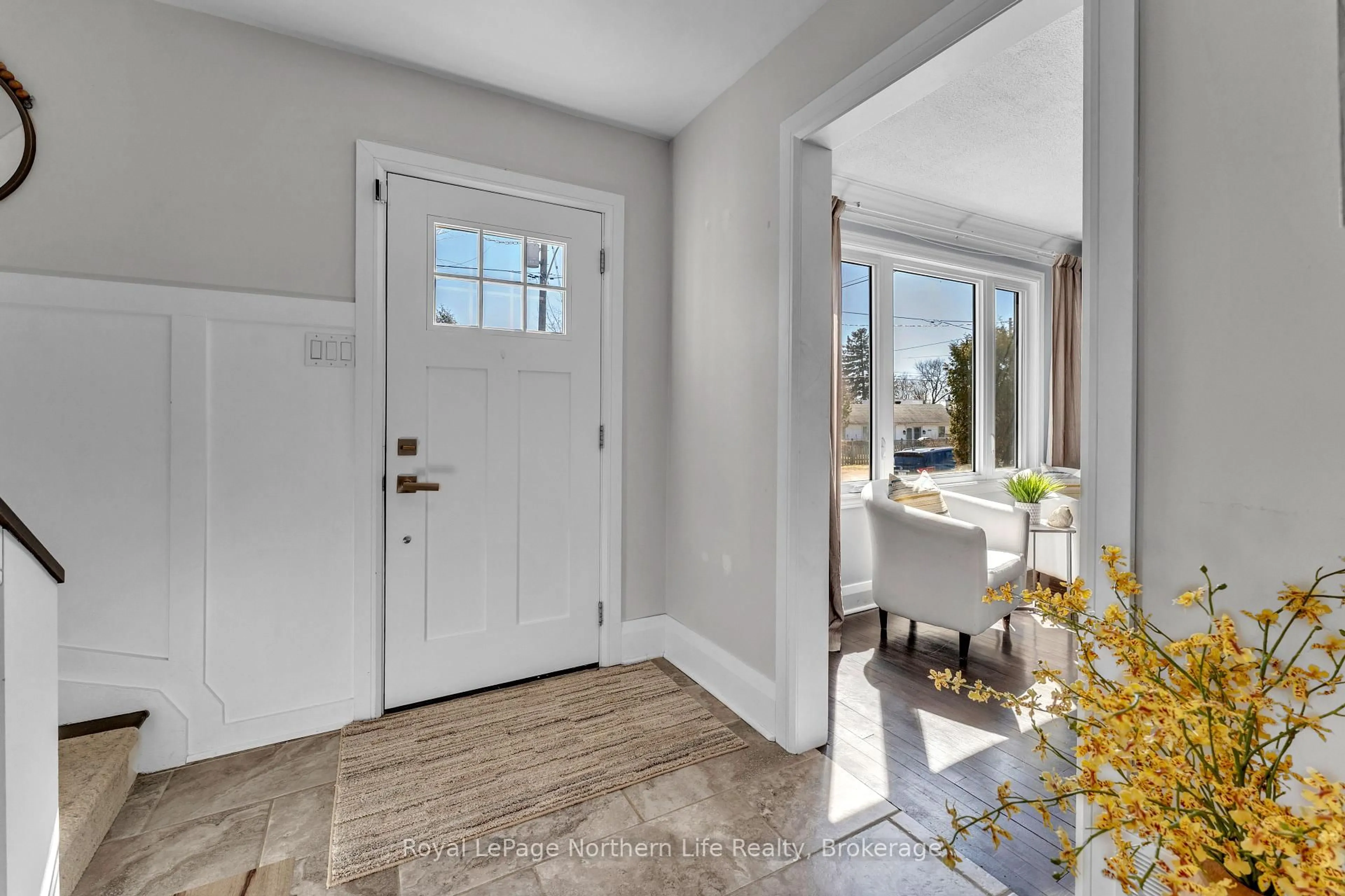 Indoor entryway for 724 Bloem St, North Bay Ontario P1B 4Z7