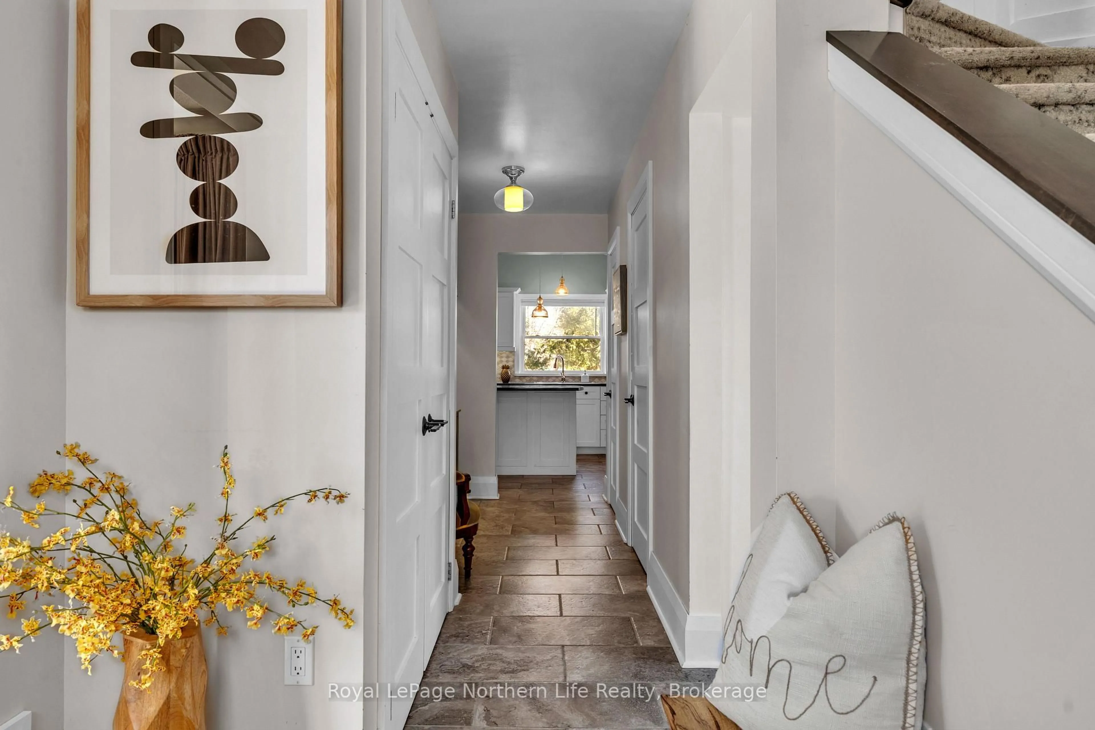 Indoor entryway for 724 Bloem St, North Bay Ontario P1B 4Z7