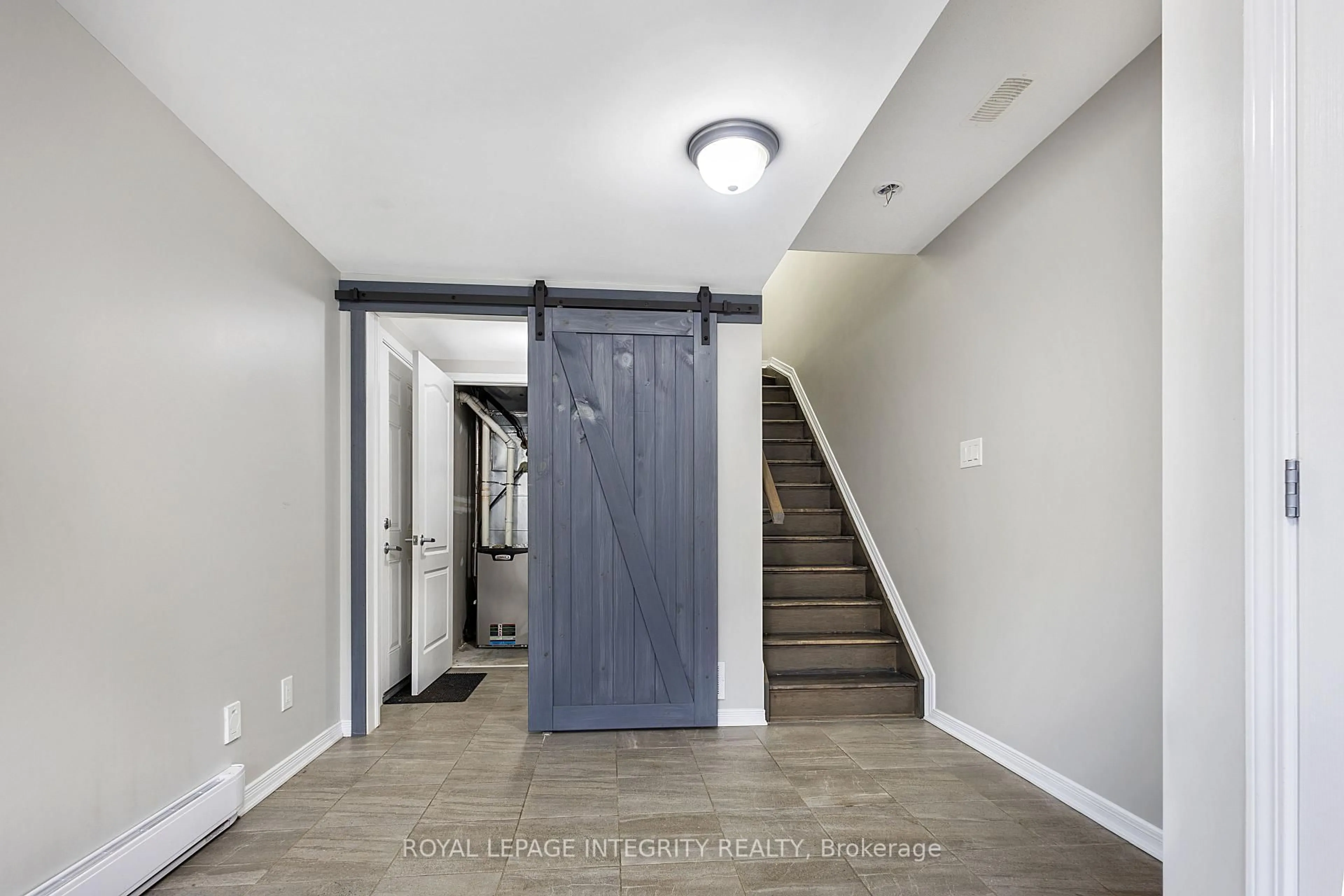 Indoor entryway for 863 Element Pl, Ottawa Ontario K2M 0M7