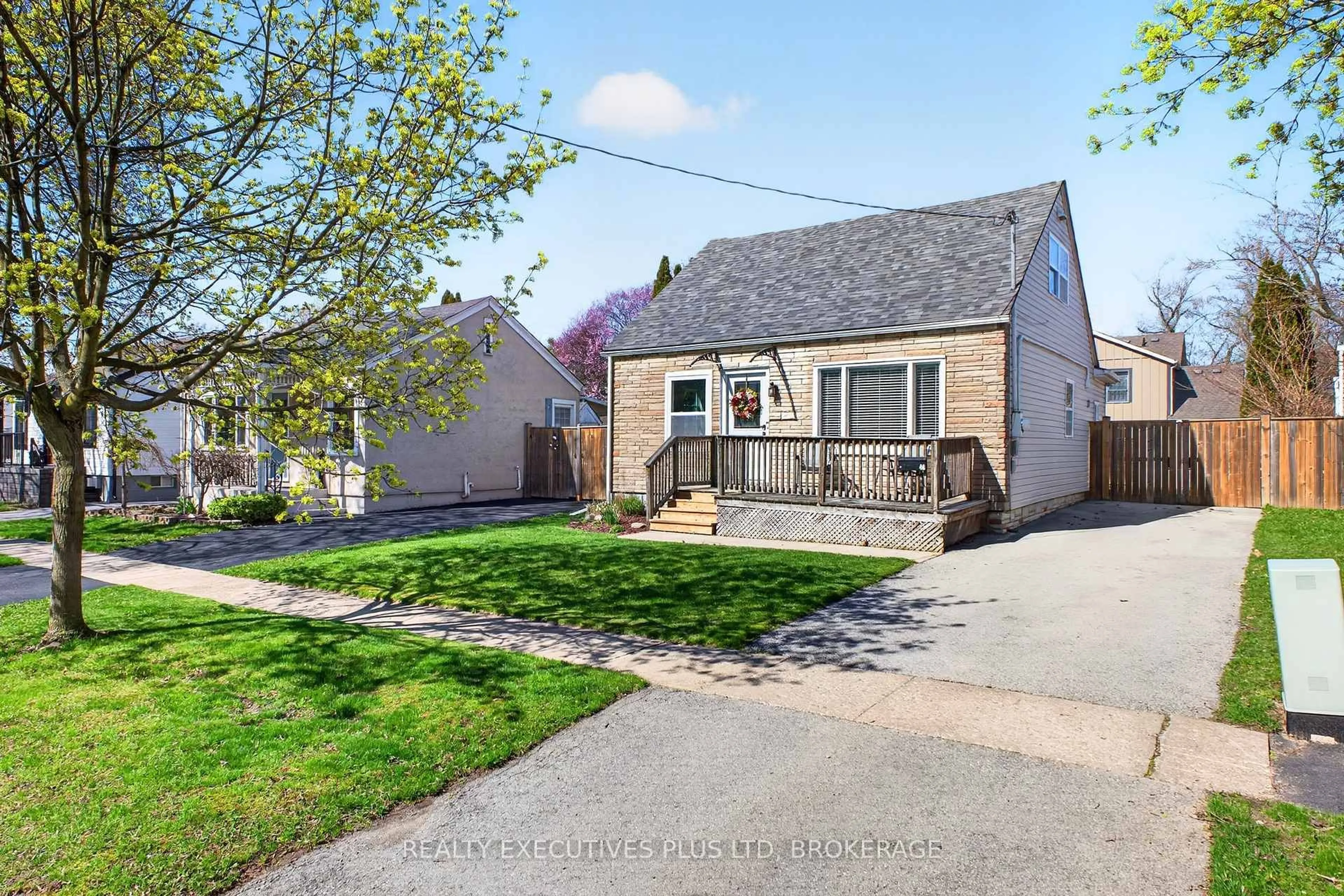 A pic from outside/outdoor area/front of a property/back of a property/a pic from drone, street for 46 Doncaster Blvd, St. Catharines Ontario L2N 1Y5