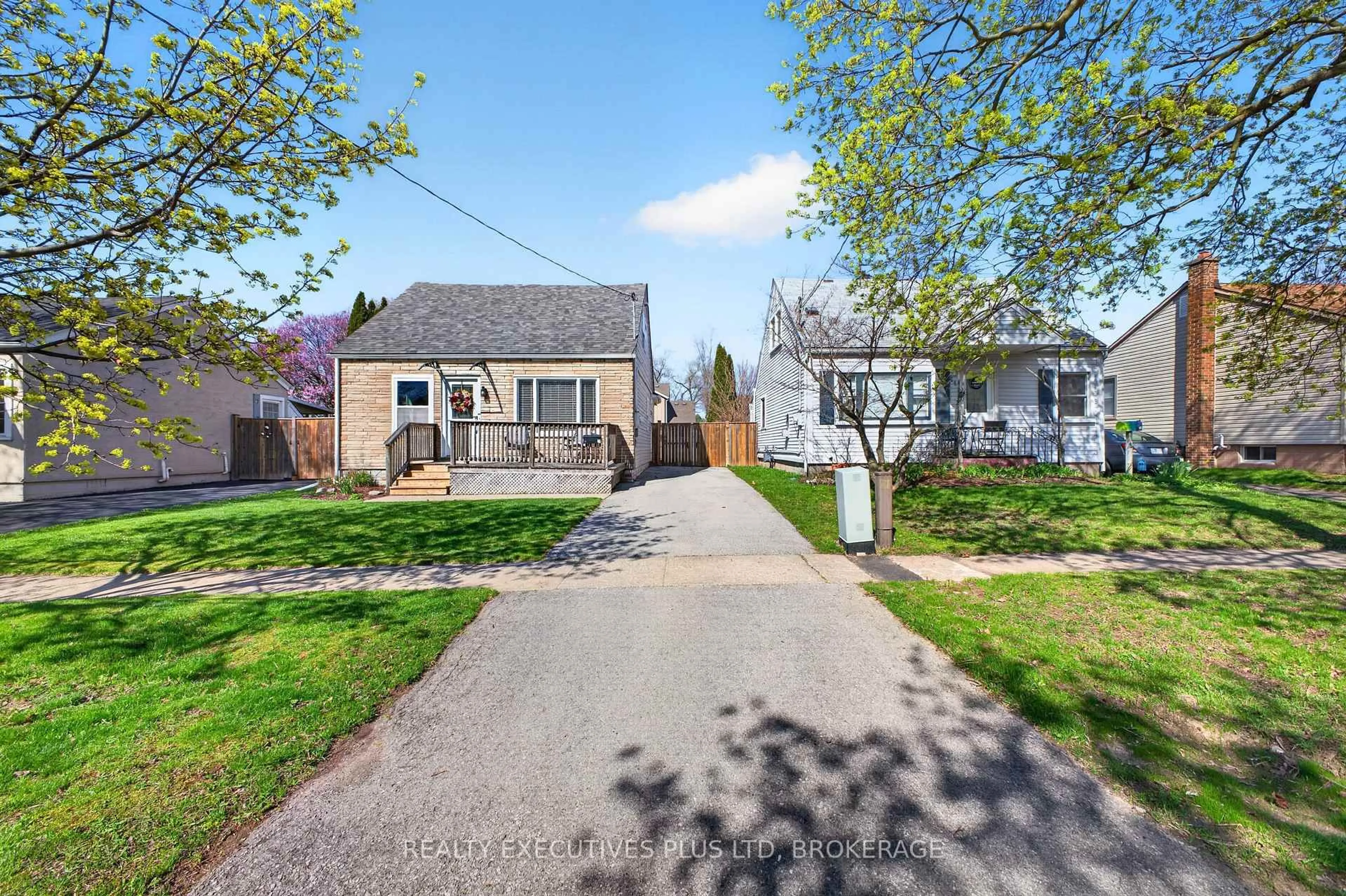 A pic from outside/outdoor area/front of a property/back of a property/a pic from drone, street for 46 Doncaster Blvd, St. Catharines Ontario L2N 1Y5