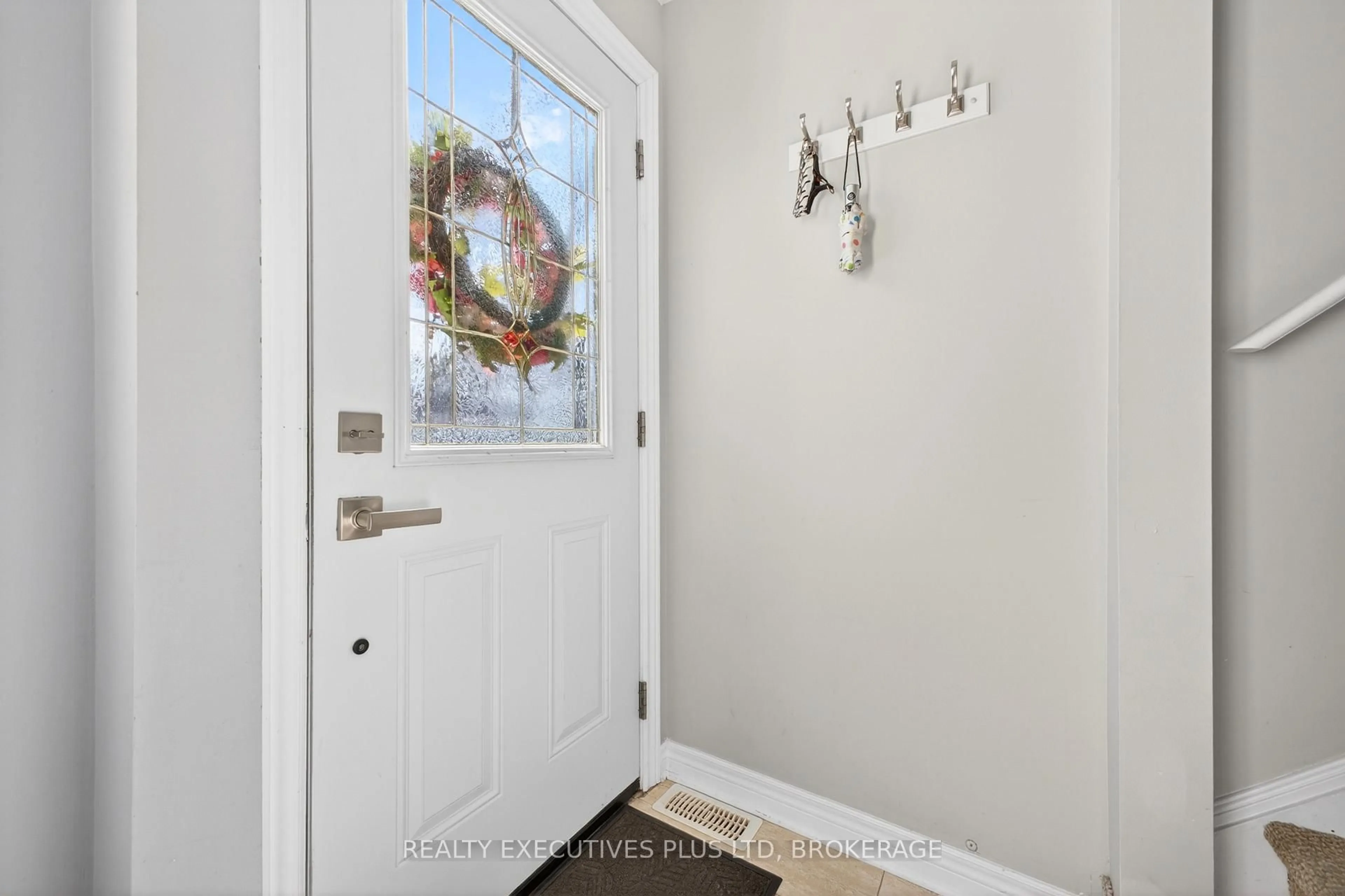 Indoor entryway for 46 Doncaster Blvd, St. Catharines Ontario L2N 1Y5