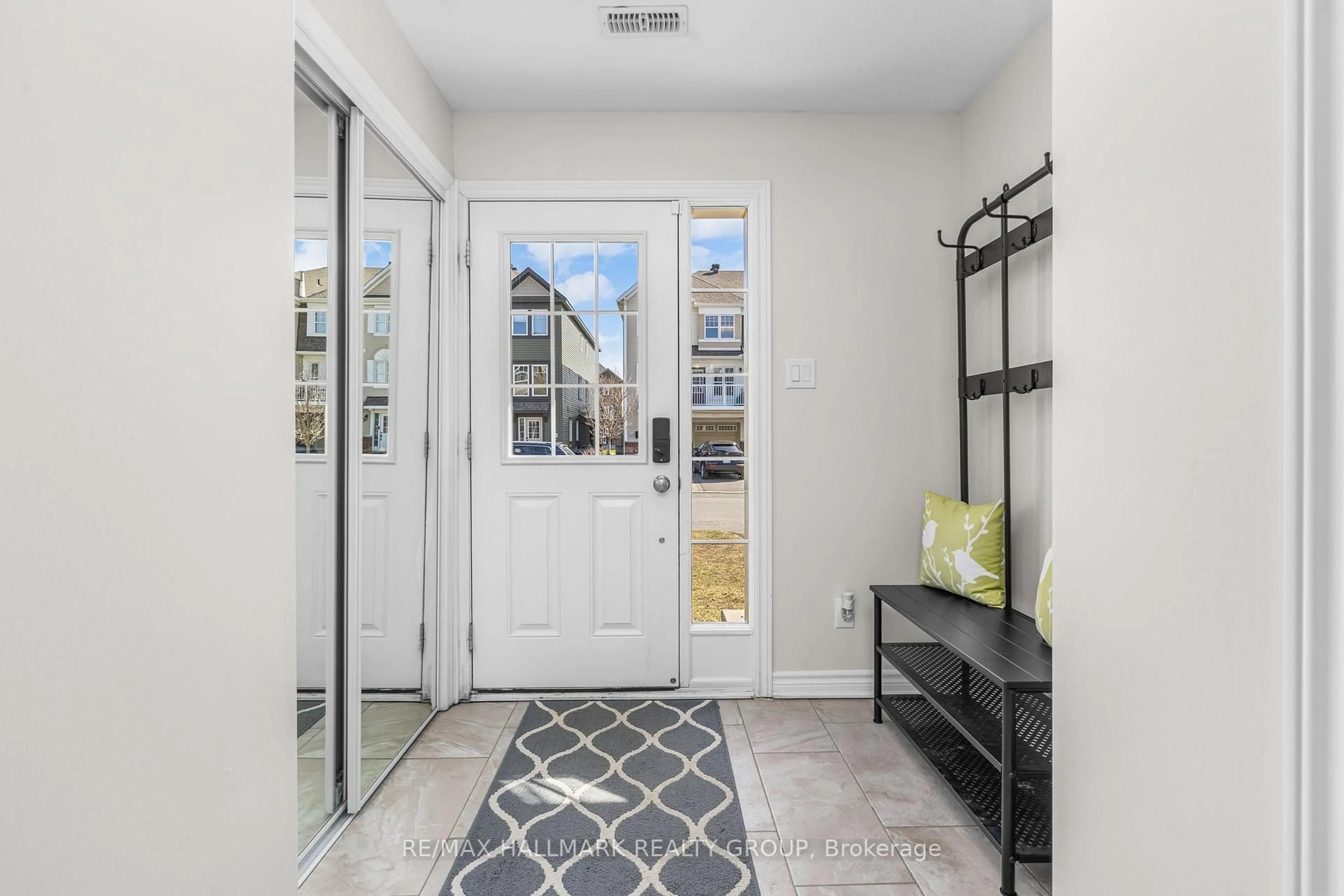 Indoor entryway for 119 Helenium Lane, Orleans Ontario K4A 1C6