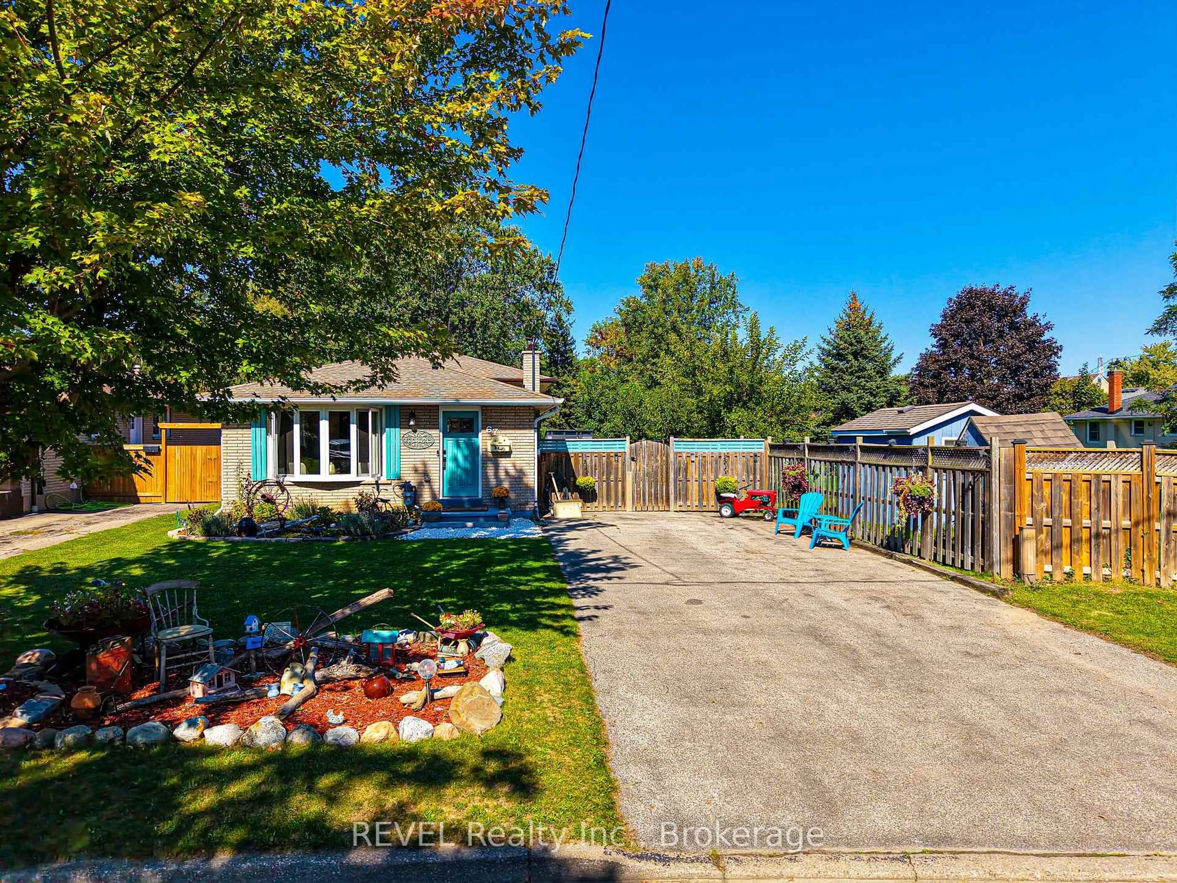 A pic from outside/outdoor area/front of a property/back of a property/a pic from drone, street for 67 Louis Ave, St. Catharines Ontario L2M 2N4